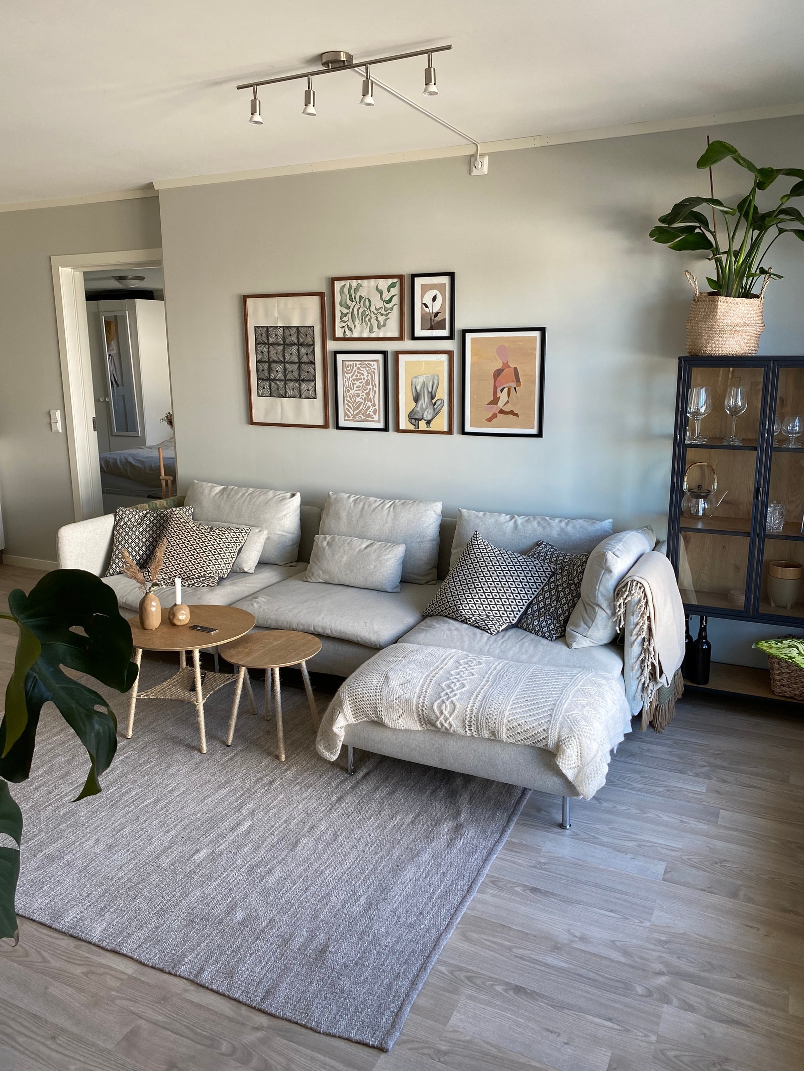 Stue med stor plass til sofa etc. Galleribilde