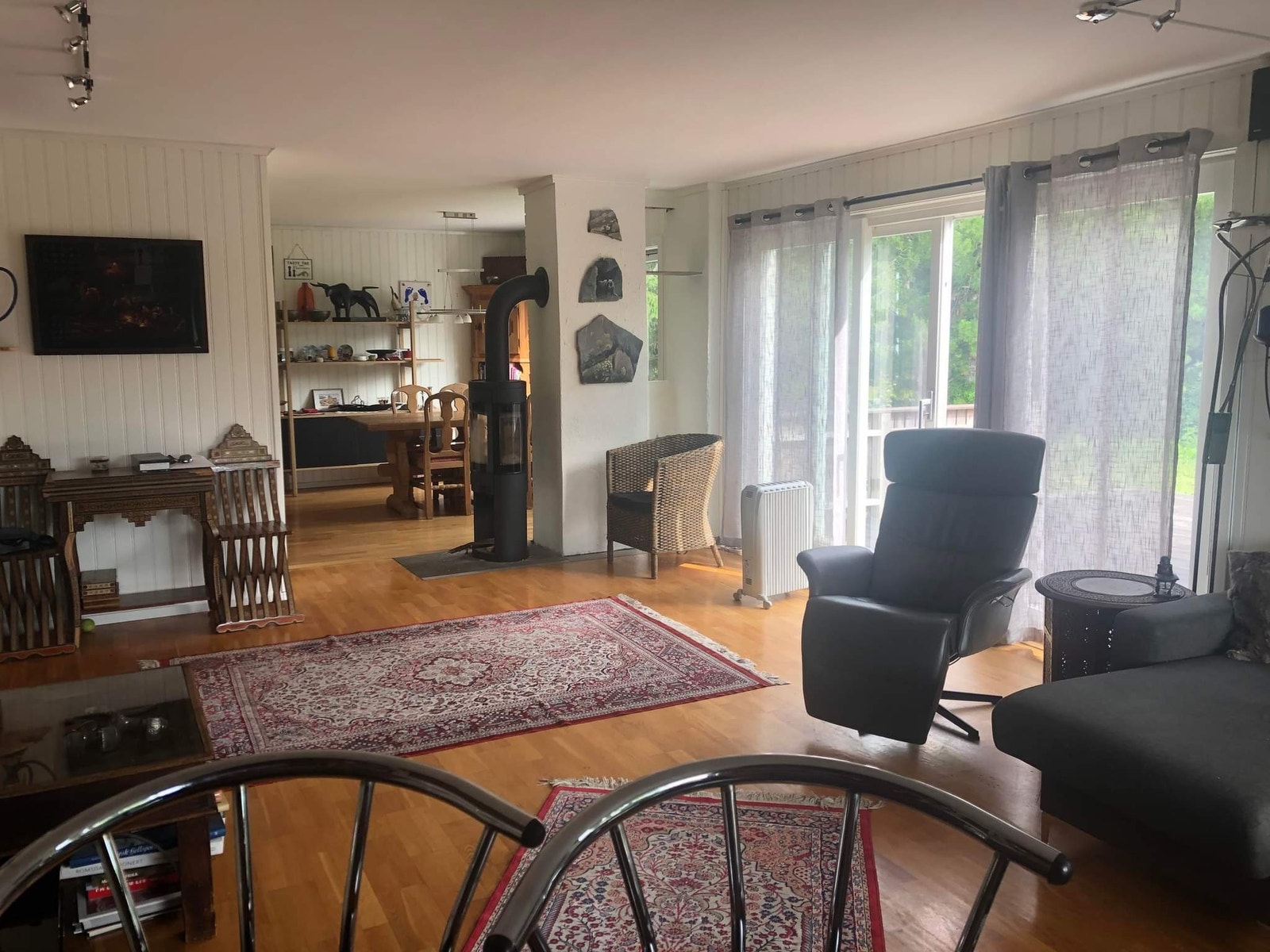 Spisestue adskilt fra stue med ildsted Galleribilde