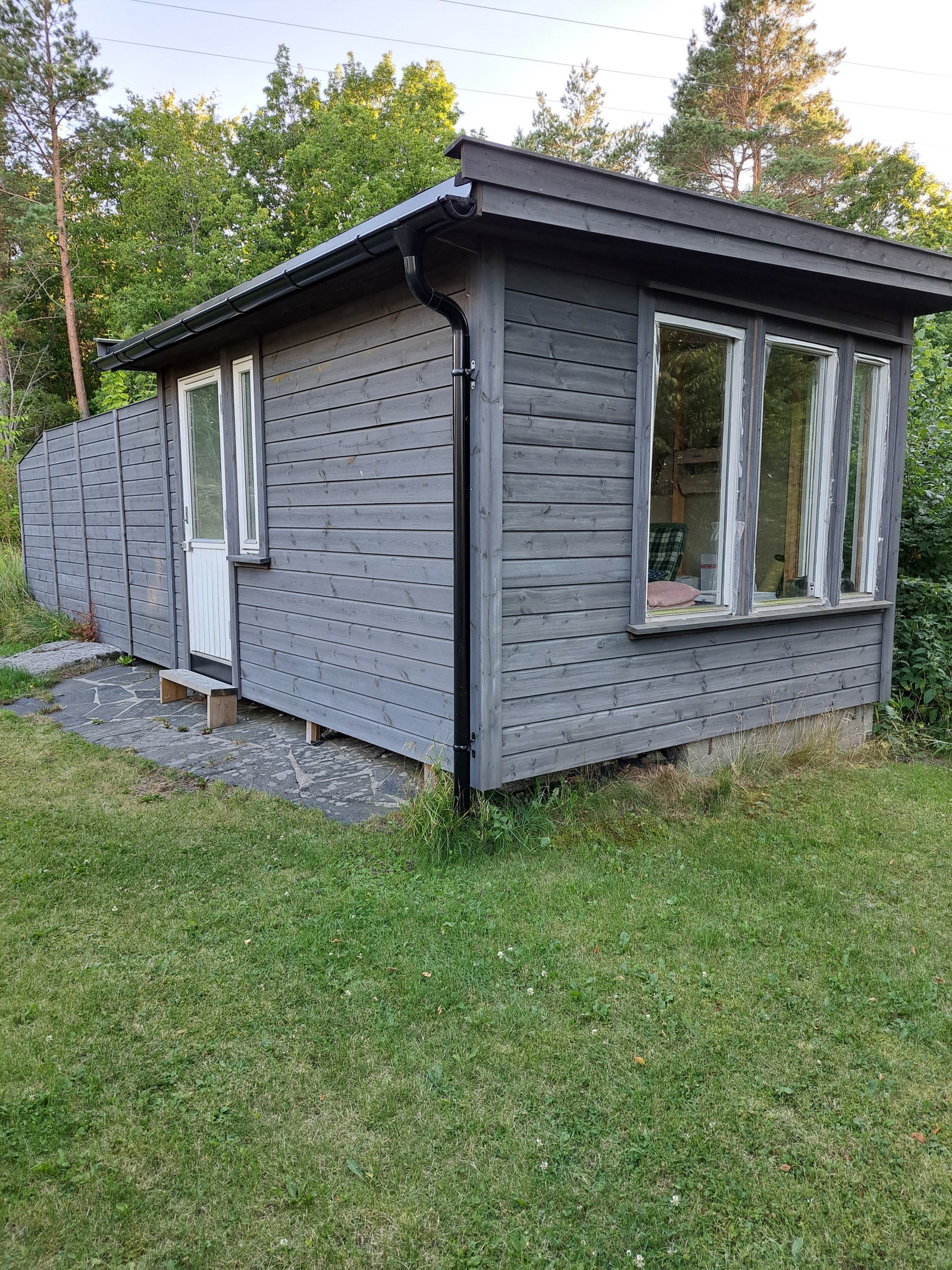 Egen hagestue med terrasse, gassgrill Galleribilde