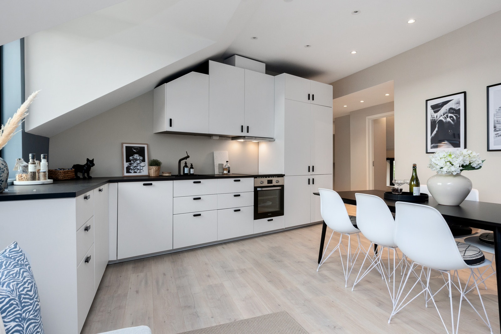 Moderne kjøkken med integrerte hvitevarer Galleribilde