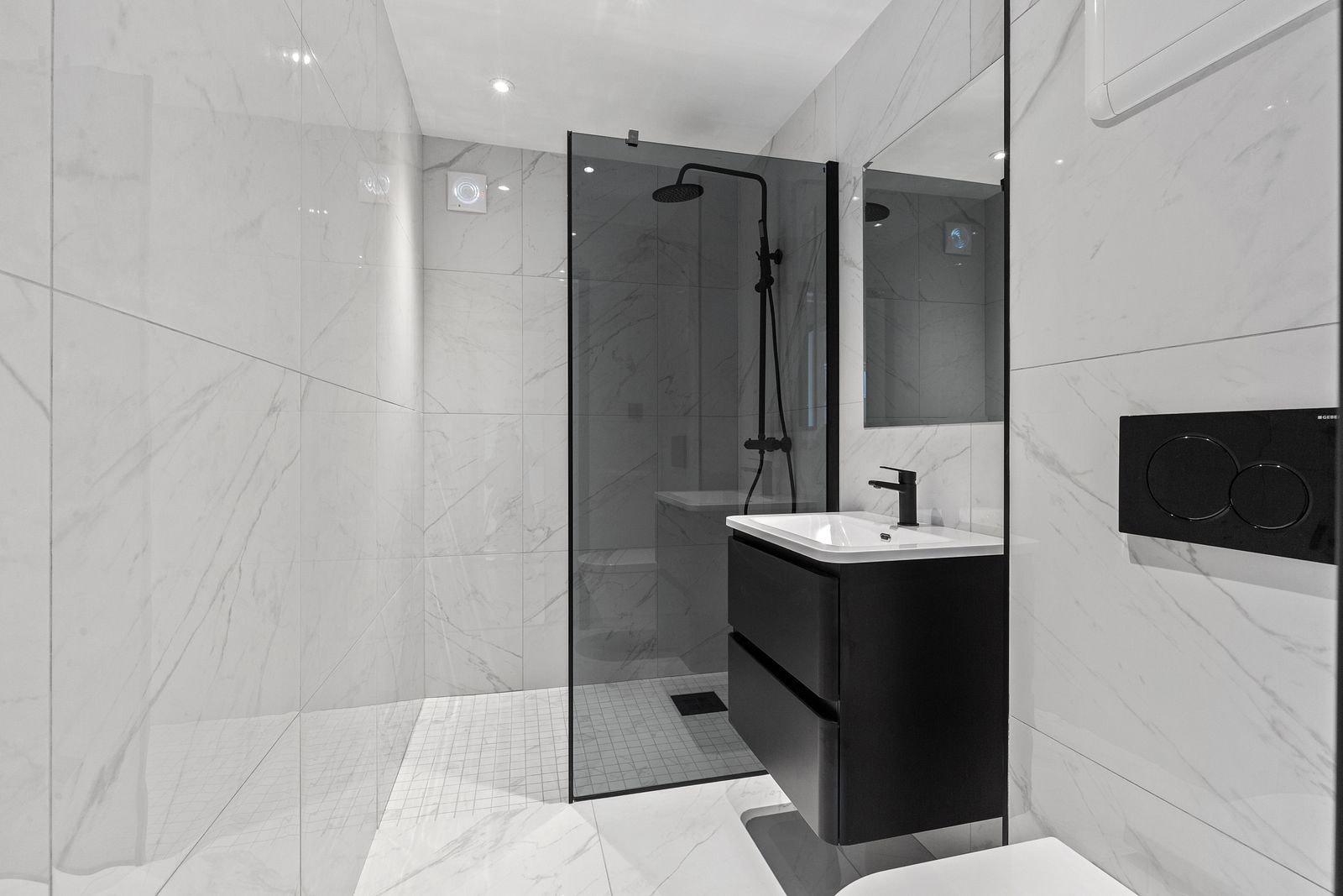 Pent flislagt bad med varme i gulv Galleribilde