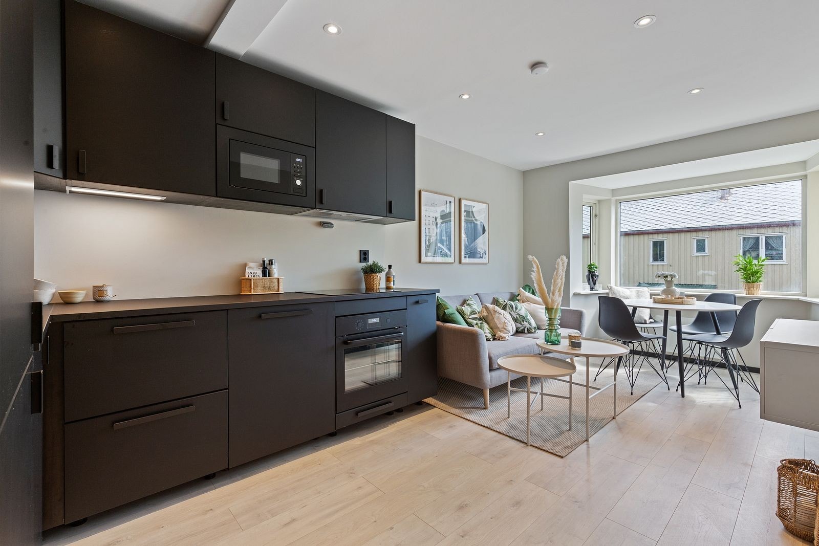 Hyggelig stue med sofa/TV og spisebord for 4 Galleribilde