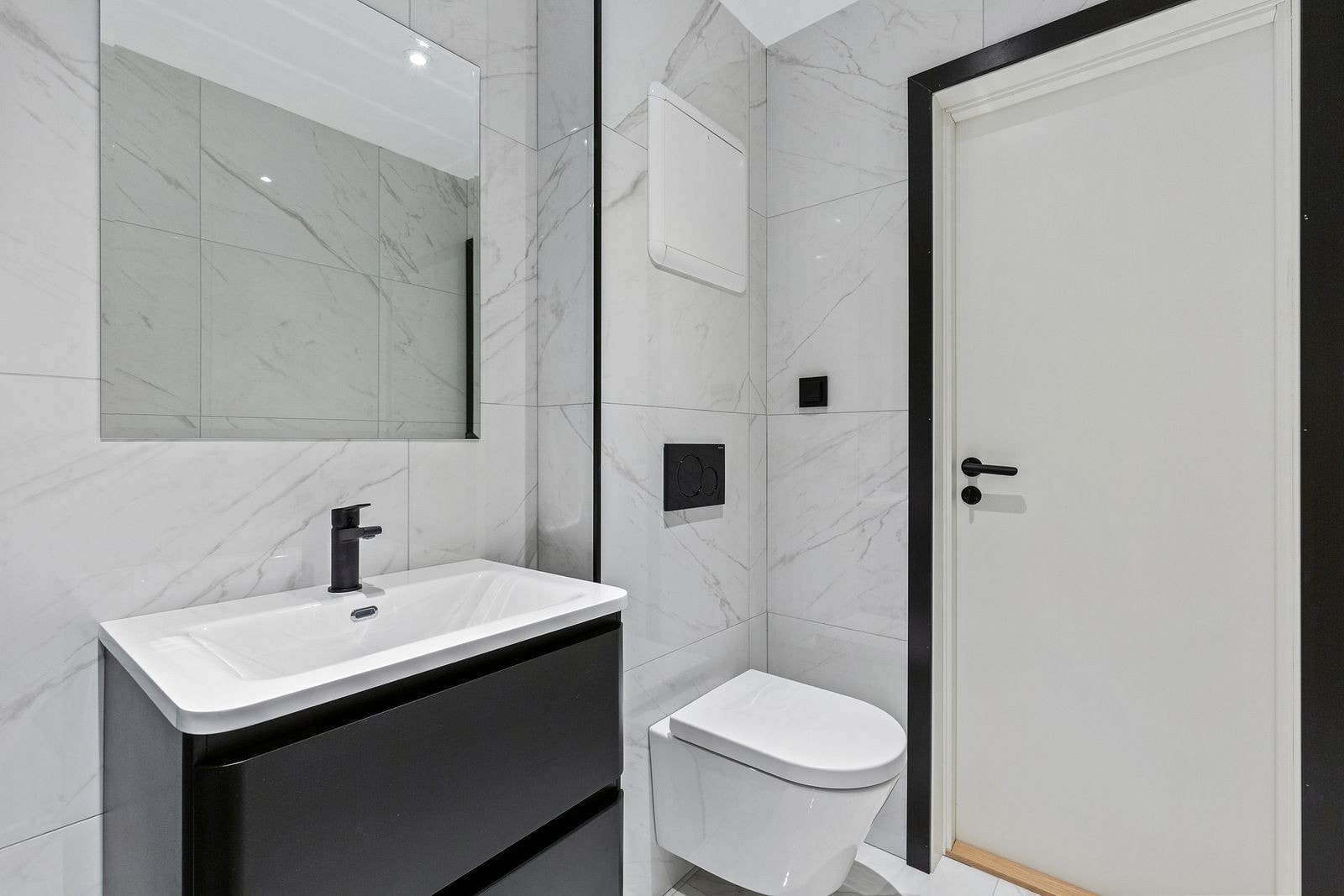 Bad - det er ikke vaskemaskin på bad men en kombinert vaskemaskin/tørketrommel i vaskekjeller som deles av de 4 i denne leiligheten Galleribilde