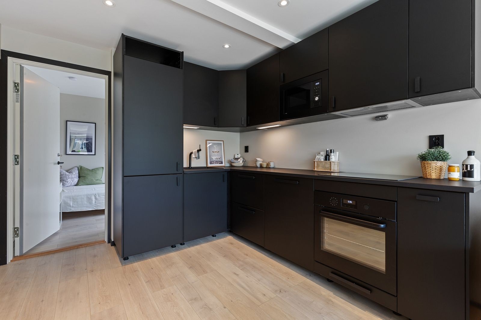 Lekkert kjøkken med integrerte hvitevarer Galleribilde