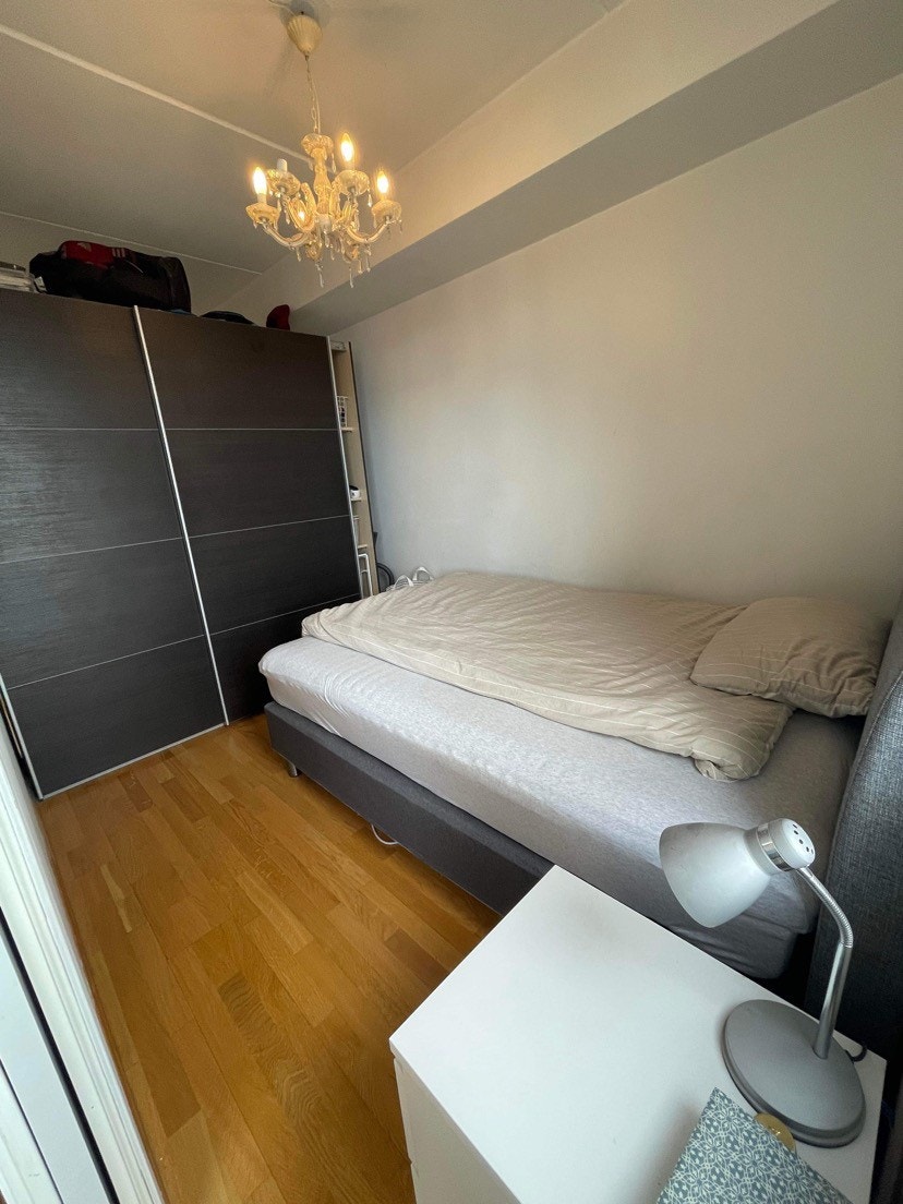 Soverom med stort klesskap og 150x210cm dobbelseng og sengegavl. Galleribilde