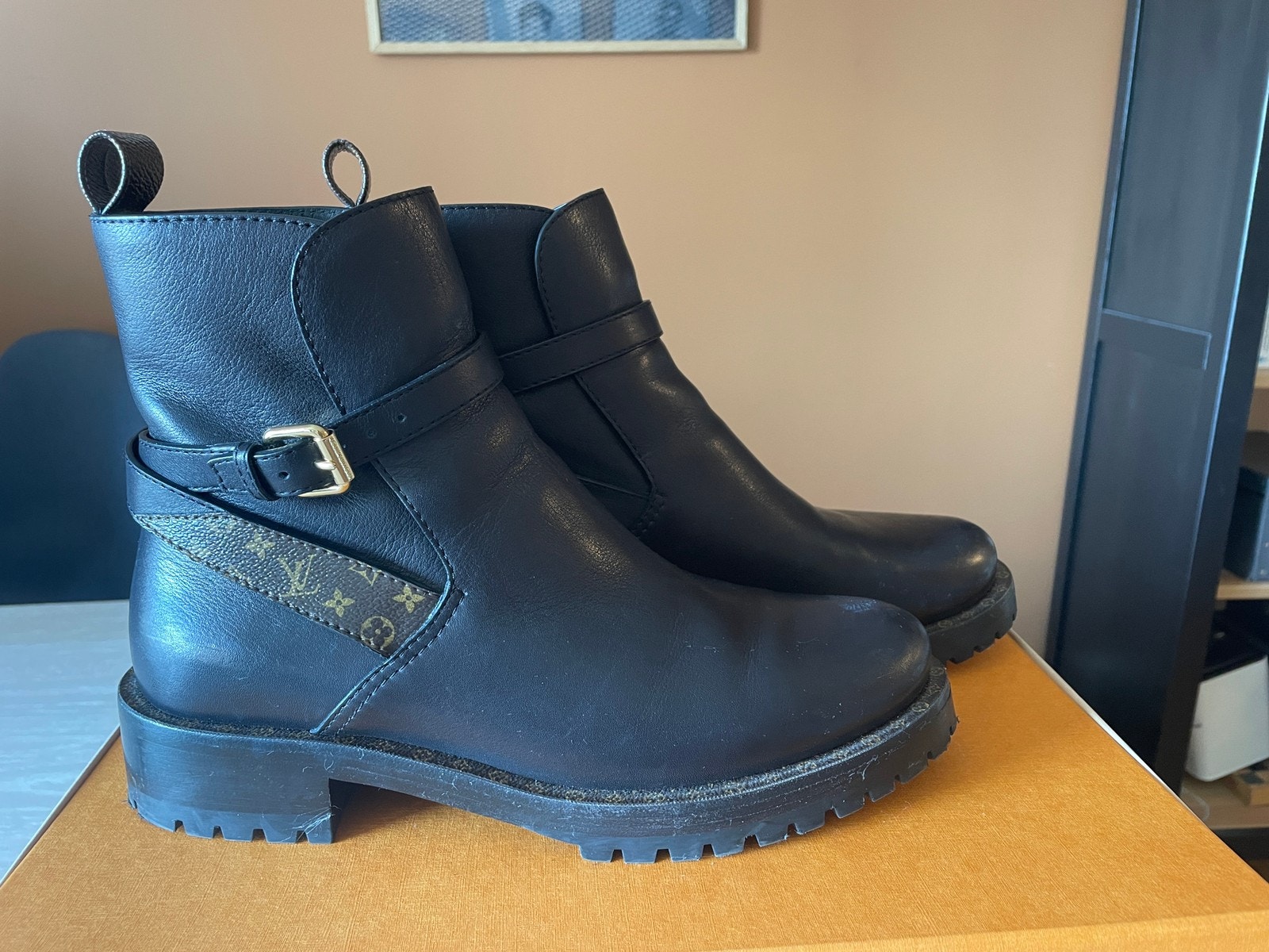 Louis Vuitton Discovery flat ankle 
