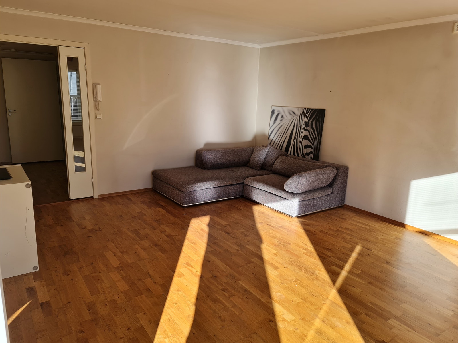 Stua sett fra kjøkkenet Galleribilde