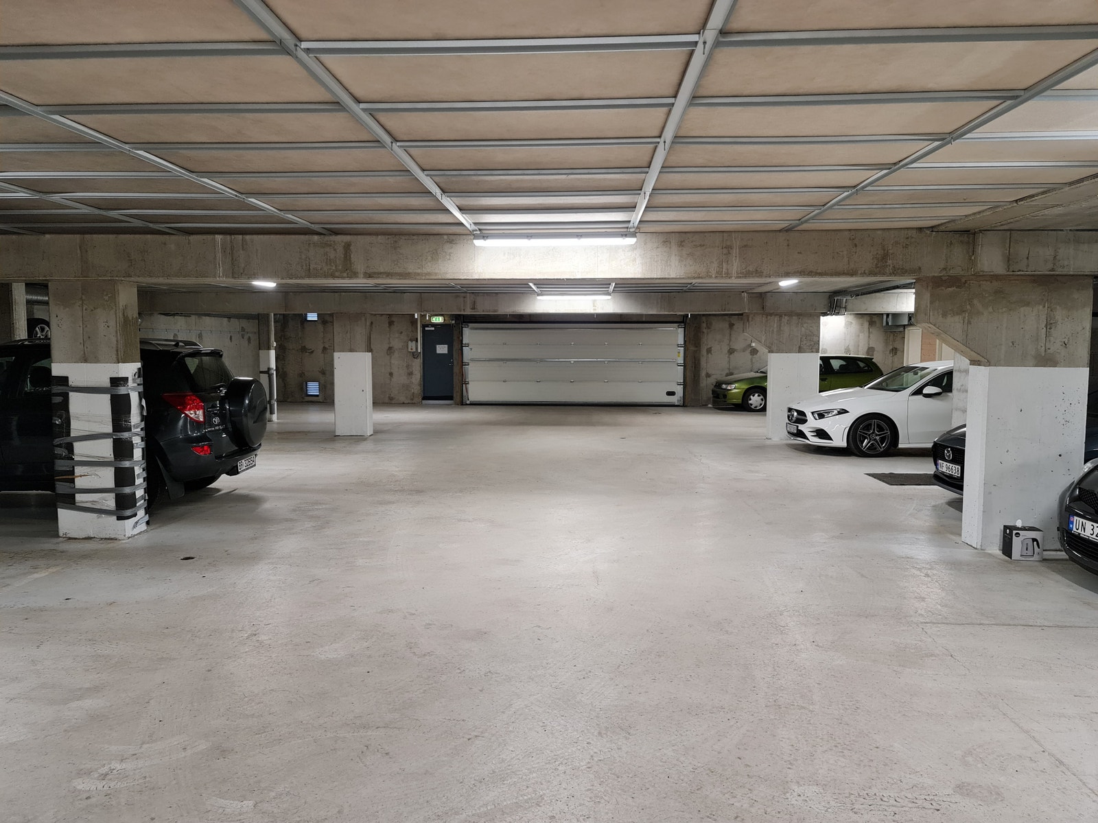 Felles garasje med heis opp til leiligheten Galleribilde