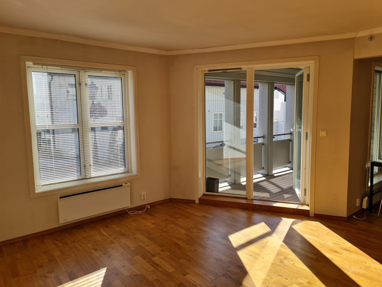 Utgang til balkong fra stue Galleribilde