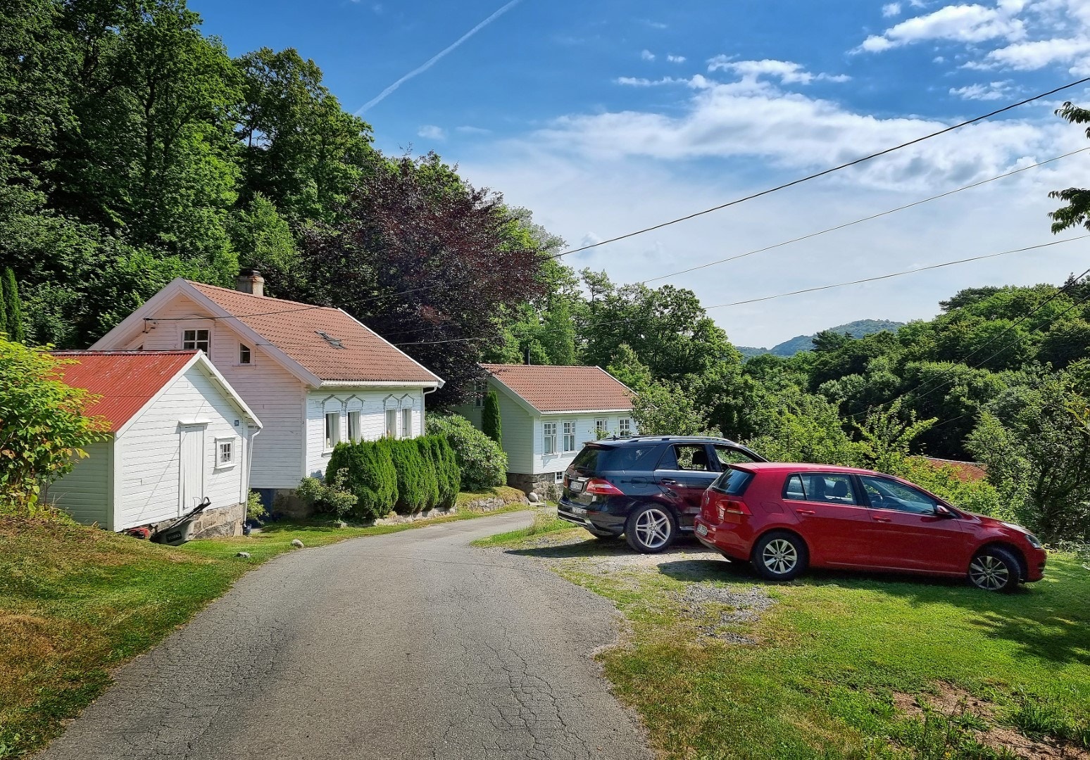 Utsikt v ankomst. Parkering til høyre og god plass for inntil 3 biler Galleribilde