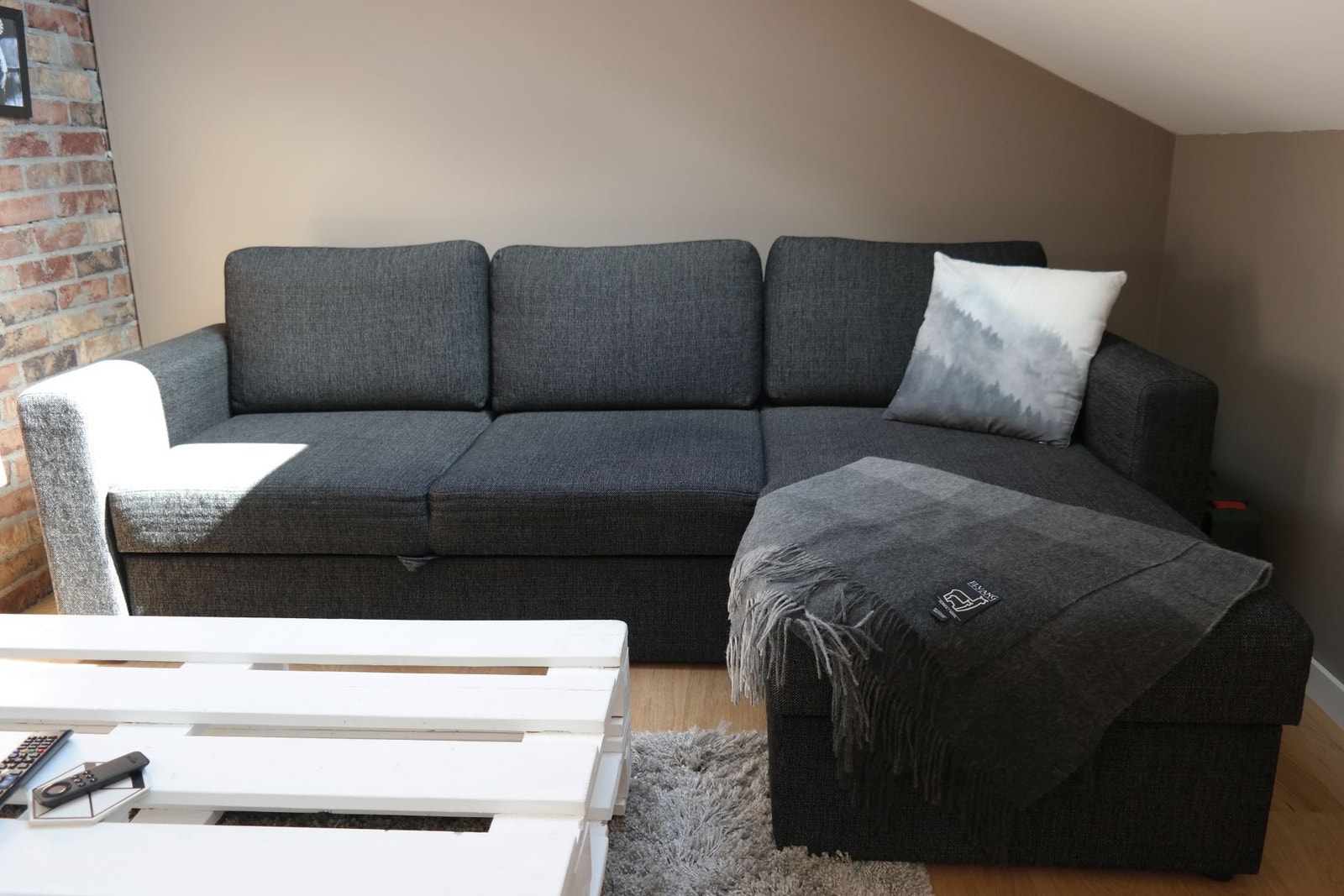 Ny sovesofa og bord Galleribilde