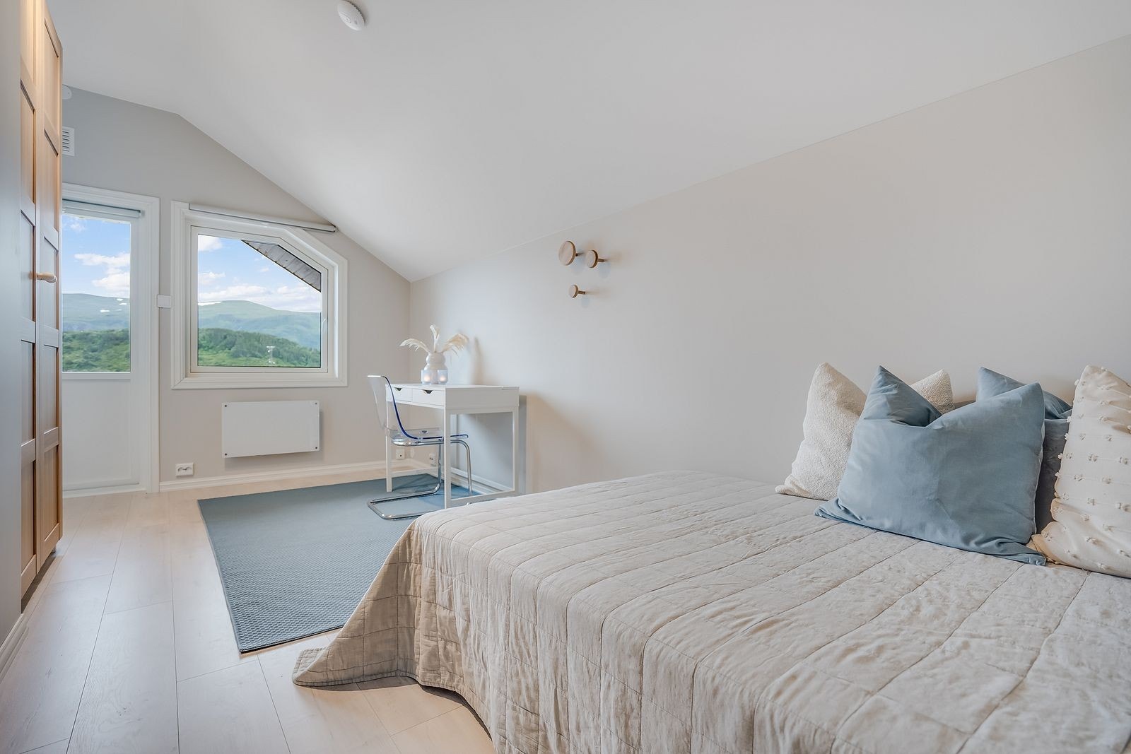 Rom 7 - UTLEID - Rom 7 ligger i øverste etasje og har utgang til balkong - Rommet leies ut med 120 seng, arbeidspult, stol og garderobeskap Galleribilde