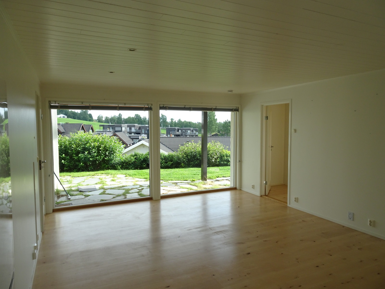 Stue med store vinduer Galleribilde