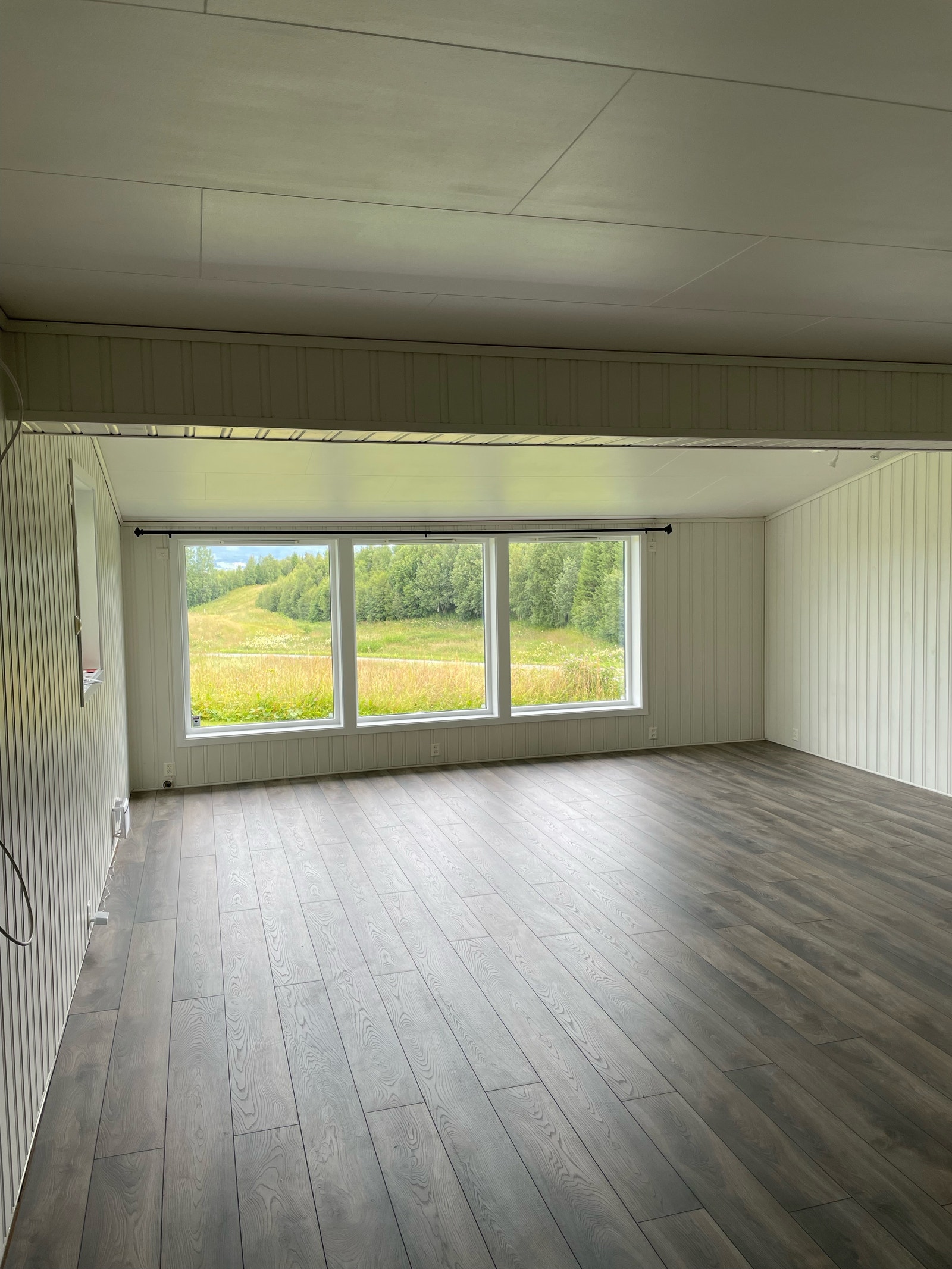 stor og lys stue med utsikt Galleribilde