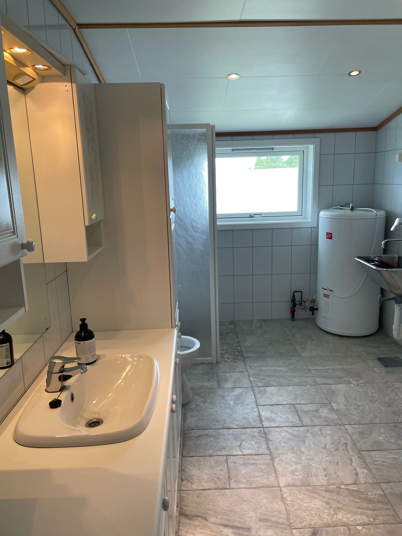 Badet er tolv kvadrat, og er samtidig vaskerom Galleribilde