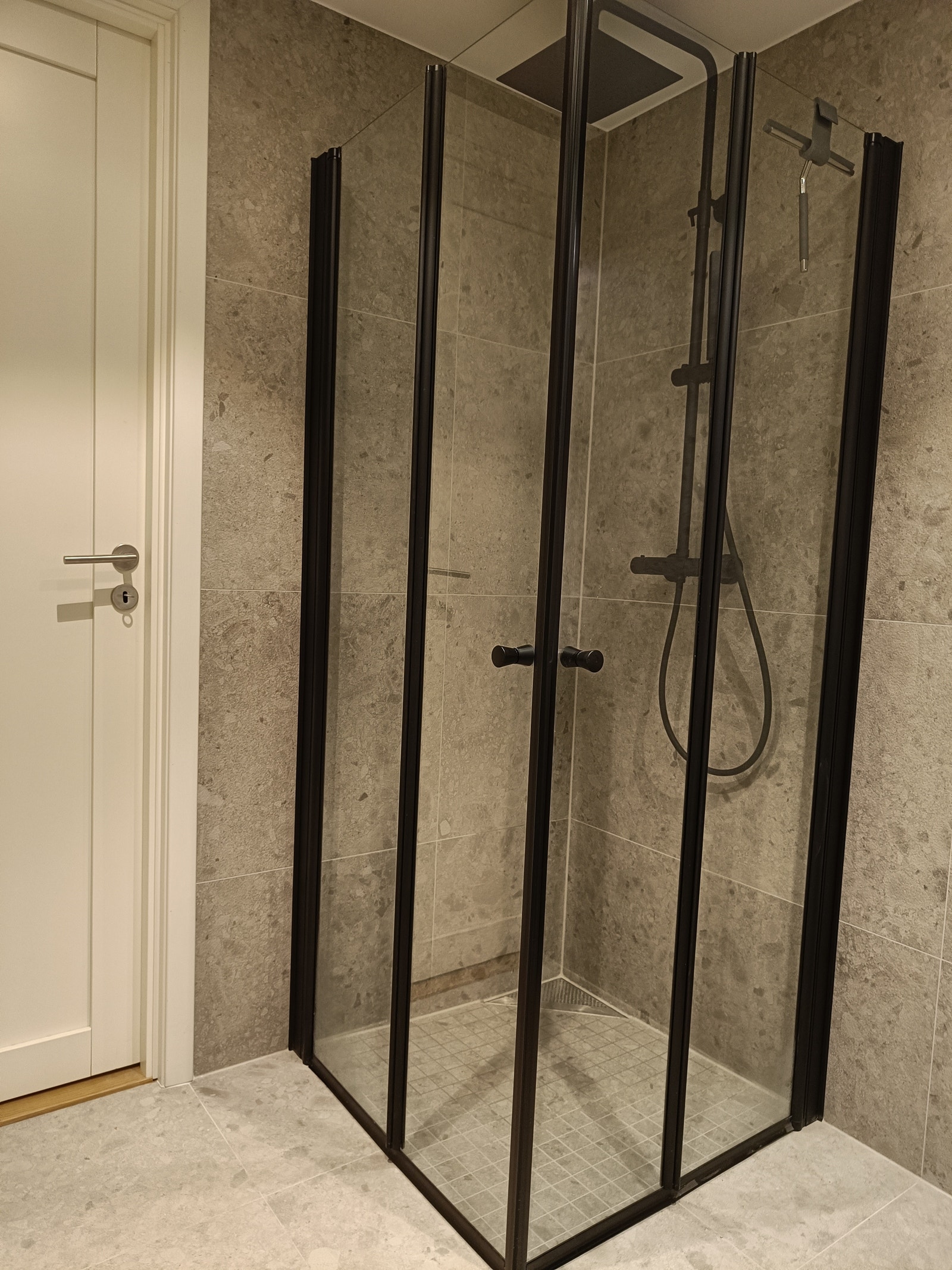 Foldedører som gir god plass på badet Galleribilde