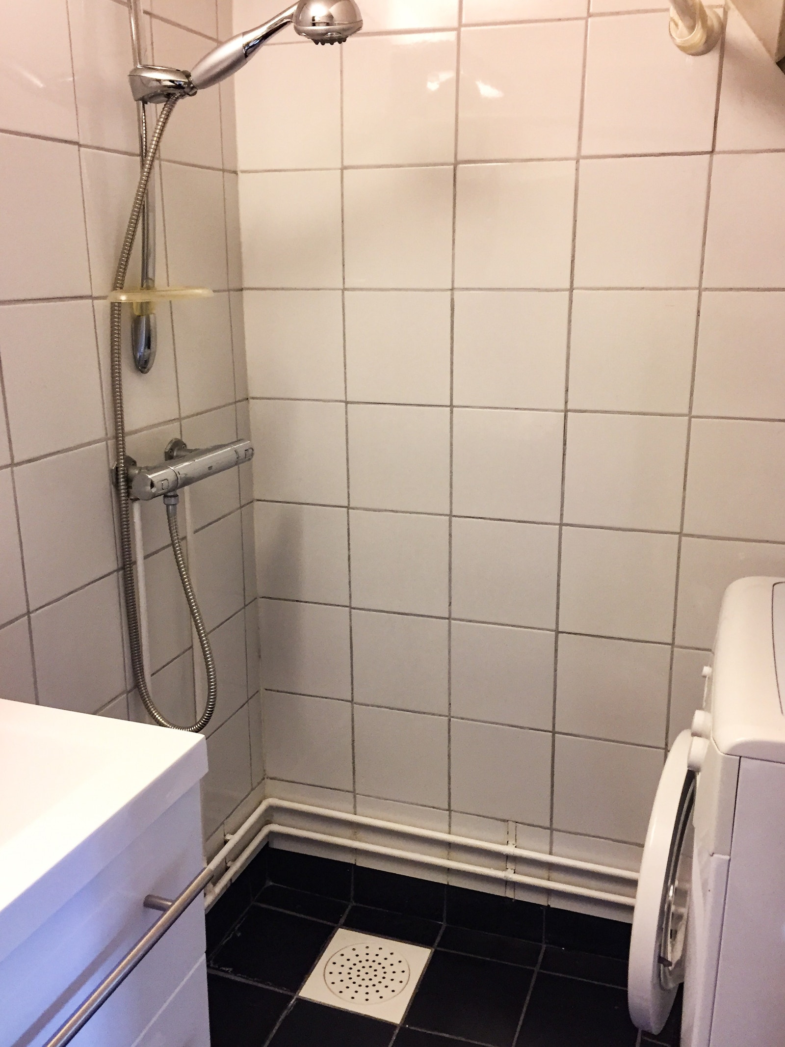 Bad med vaskemaskin Galleribilde