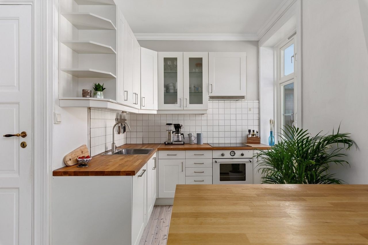 kjøkken som har oppvaskmaskin, frys, kjøleskap, ovn Galleribilde