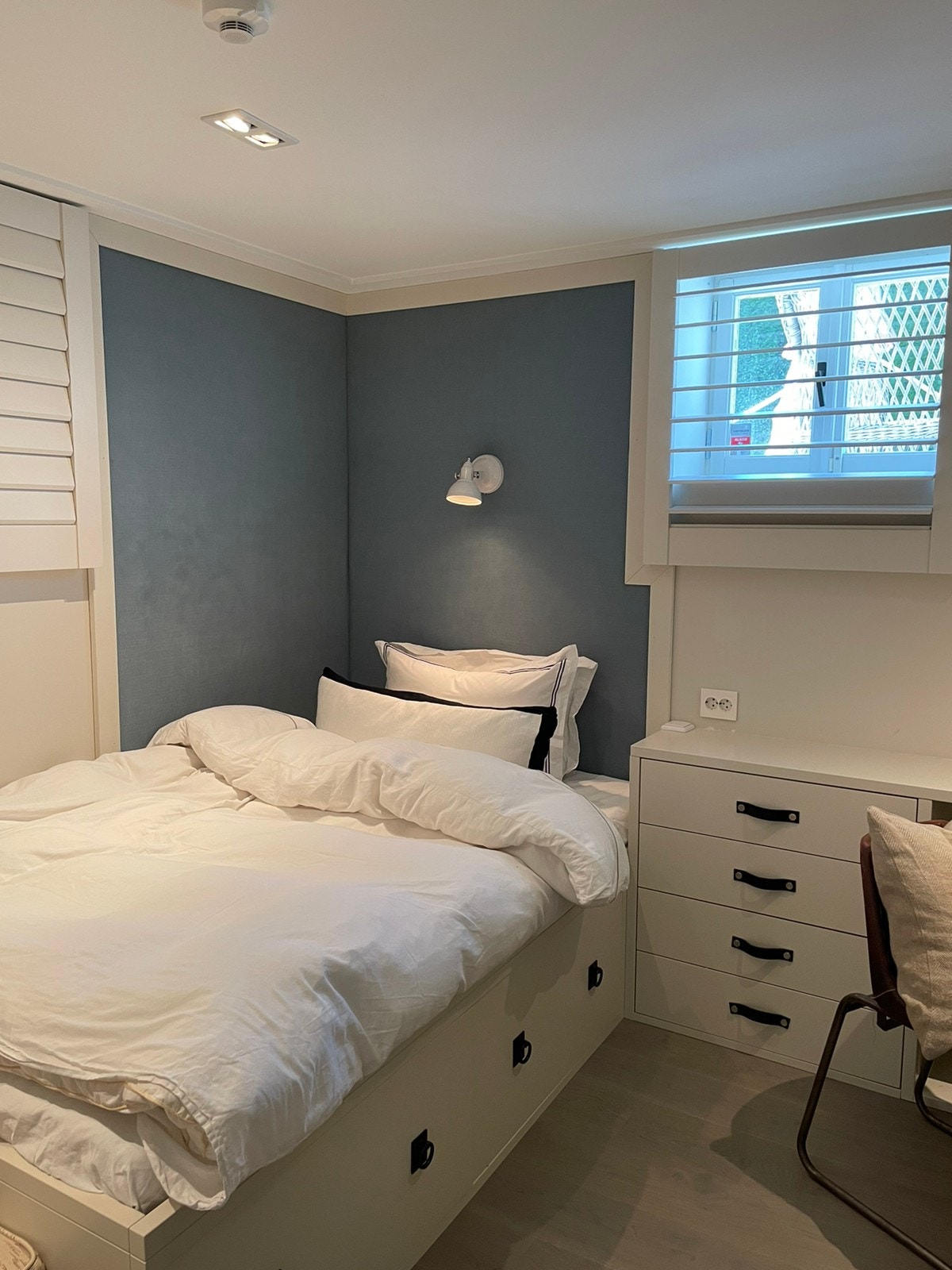 Soverom 2: plassbygget seng Galleribilde