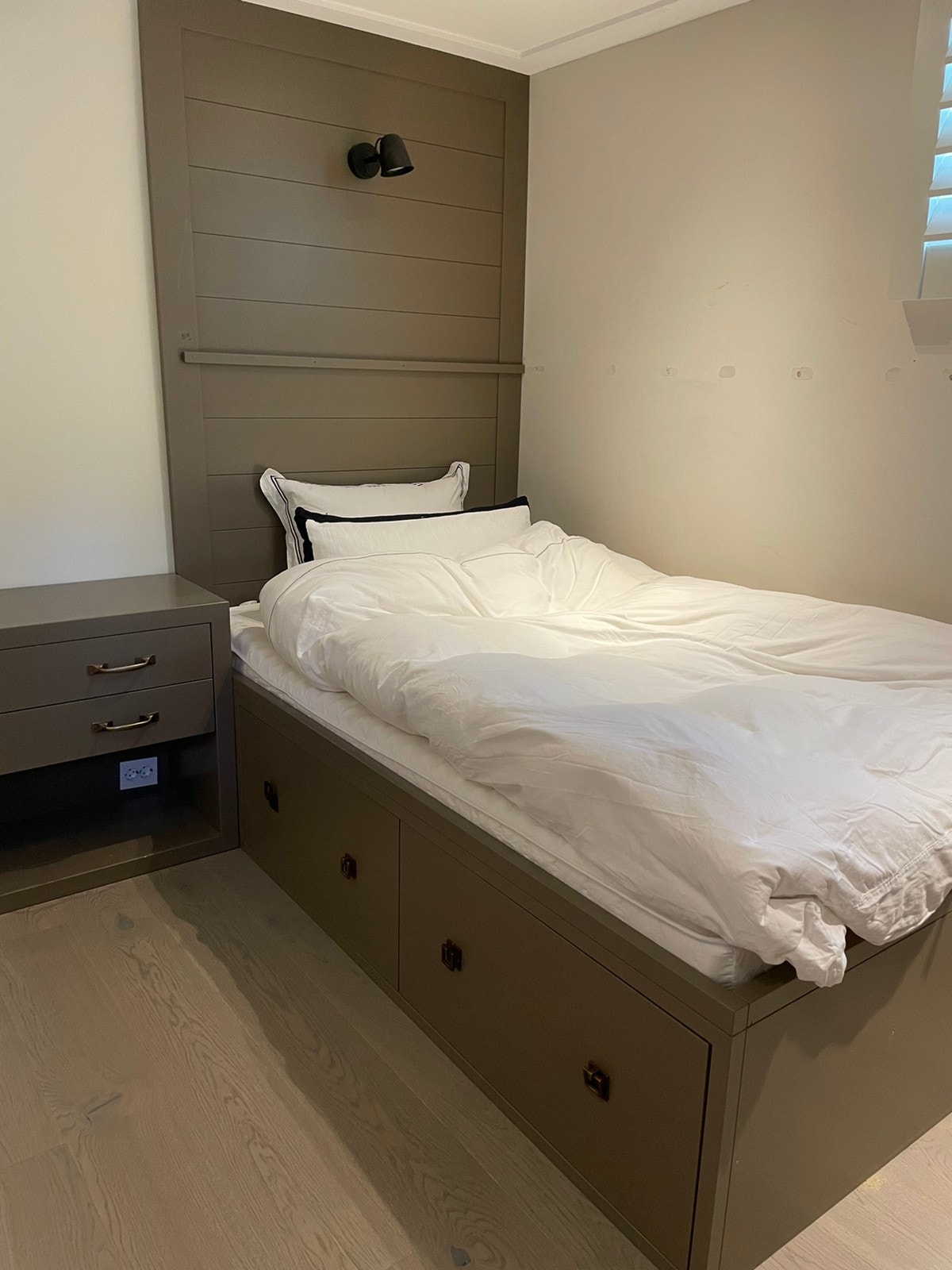 Soverom 1: Plassbygget seng Galleribilde