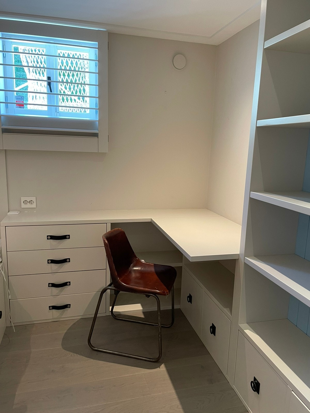 Soverom 2: plassbygget pult Galleribilde