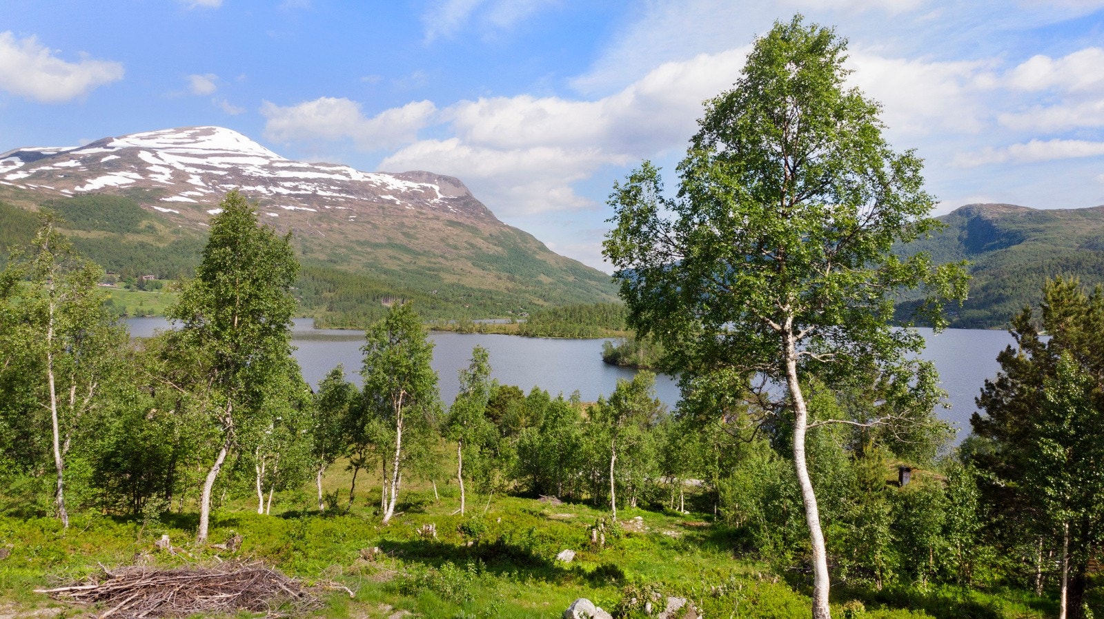 Flott utsikt mot Nysætervannet og omkringliggende fjell. Galleribilde