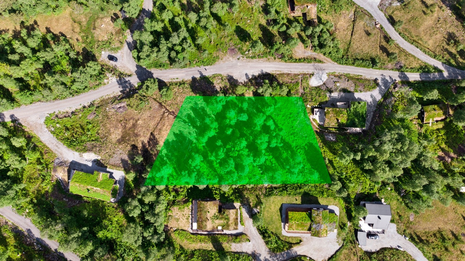 Velkommen til Raudlivegen 140. Bildet viser stipulerte tomtegrenser. Galleribilde