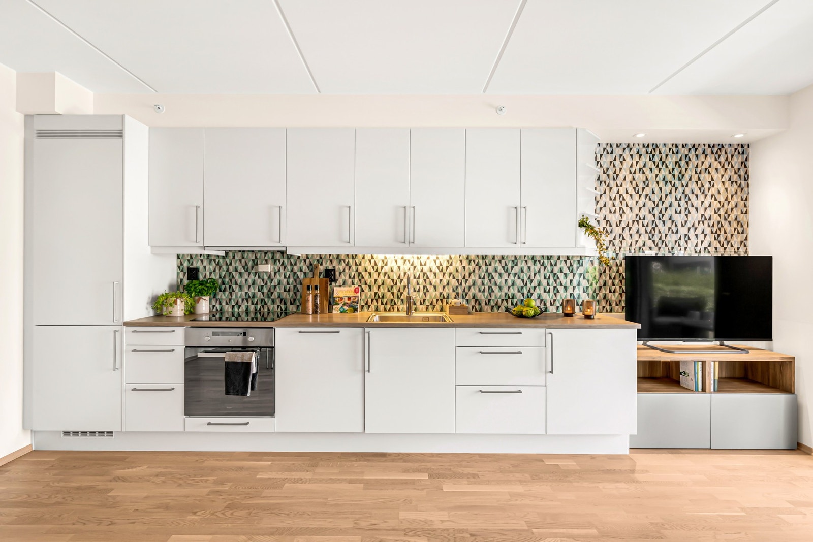 Lyst og moderne kjøkken fra Sigdal med integrerte hvitevarer. Galleribilde