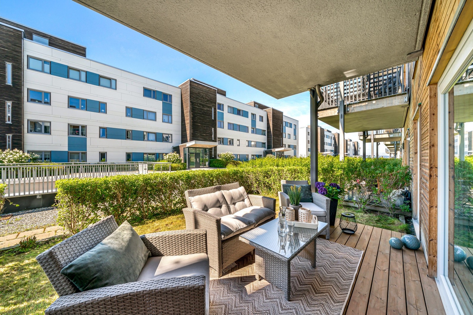 Merk også at det er flotte gressplener ca. 100 meter ned mot sjøen. Perfekt for soling og aktivitet hele dagen. Galleribilde