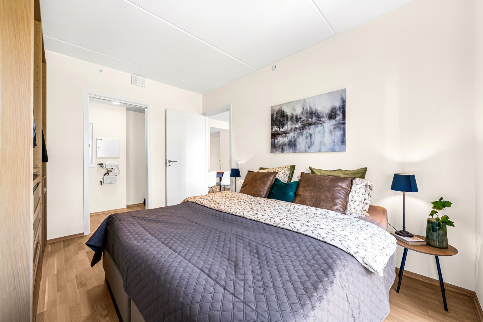 Her er det god plass for garderobeløsning, samt en praktisk bod som kan benyttes som Walk-in closet. Galleribilde