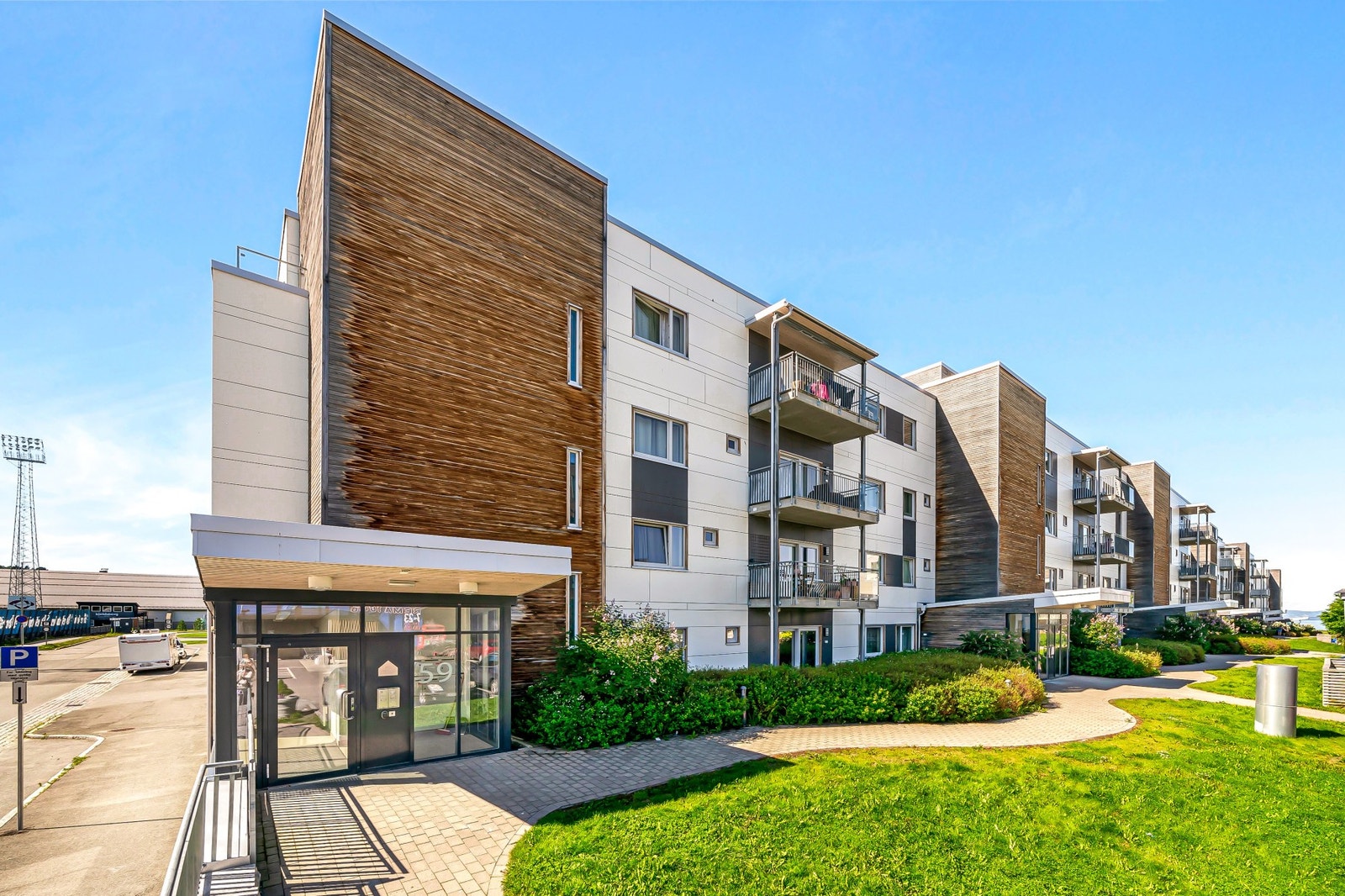 Fasade. Ekstern bod og parkeringsplass i garasjekjeller. Det er heis i bygget. Galleribilde