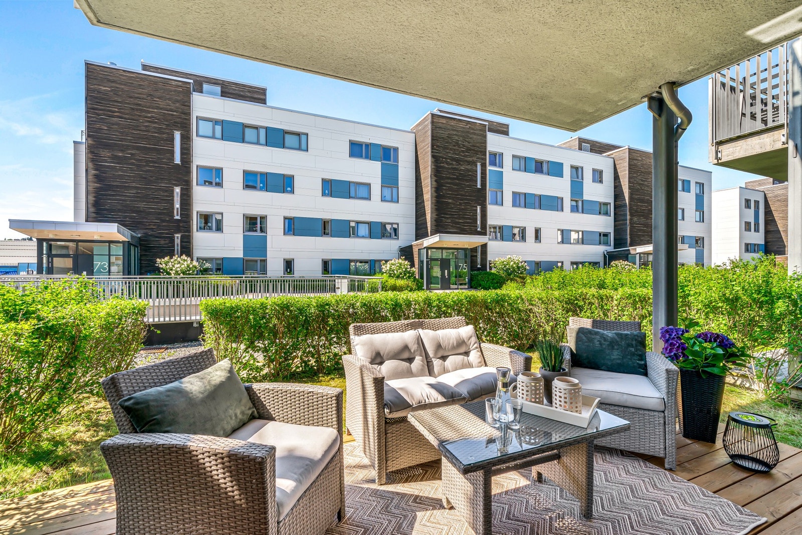 Her har man god plass til utemøblement, og terrassen omkranses av egen liten hage som er avskjermet mot fellesområder med hekk. Galleribilde