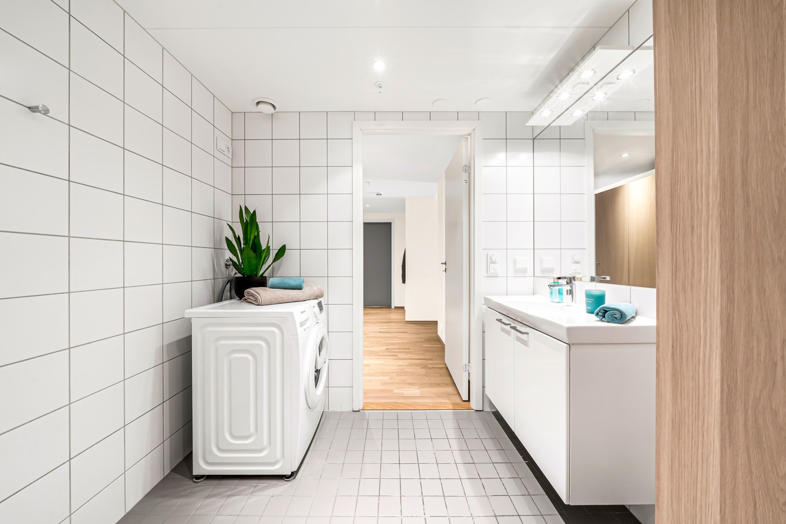 Delikat og romslig bad på i overkant av 5 kvm med flislagte flater og varmekabler i gulv. Galleribilde