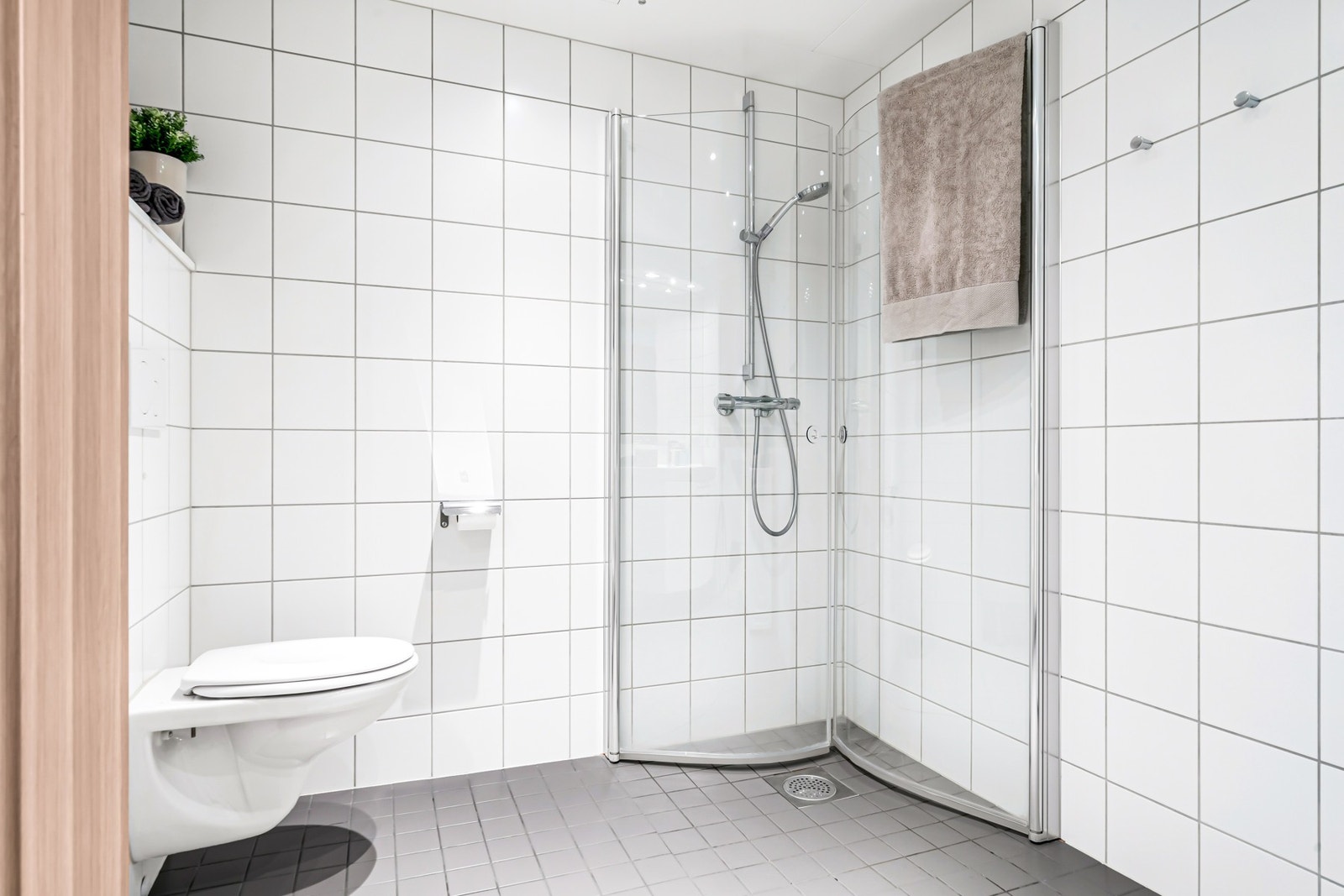 Her finner man dusjhjørne, vegghengt WC og opplegg for vaskemaskin og tørketrommel Galleribilde