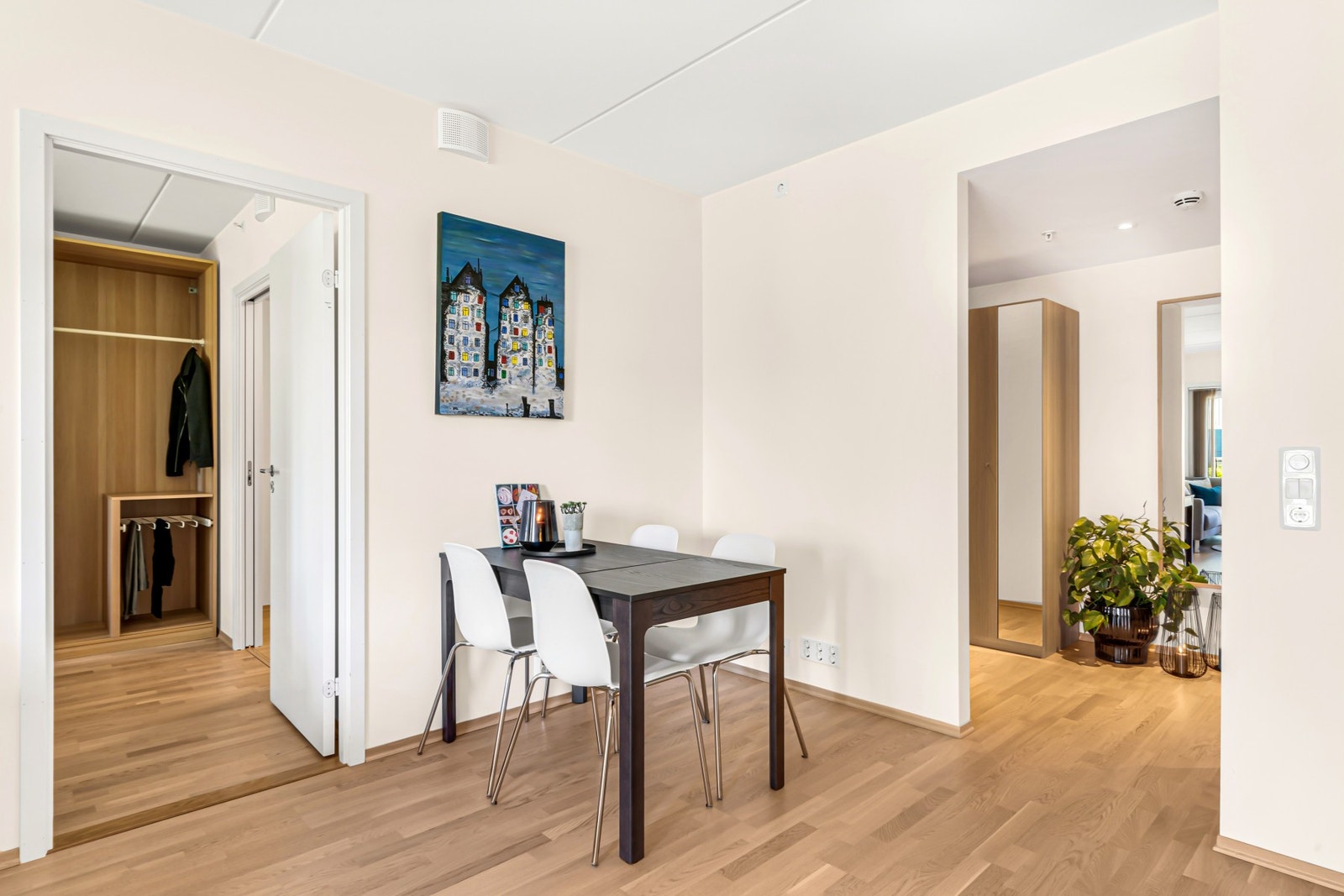 Leiligheten har en praktisk planløsning som gir god plass til spisegruppe. Galleribilde