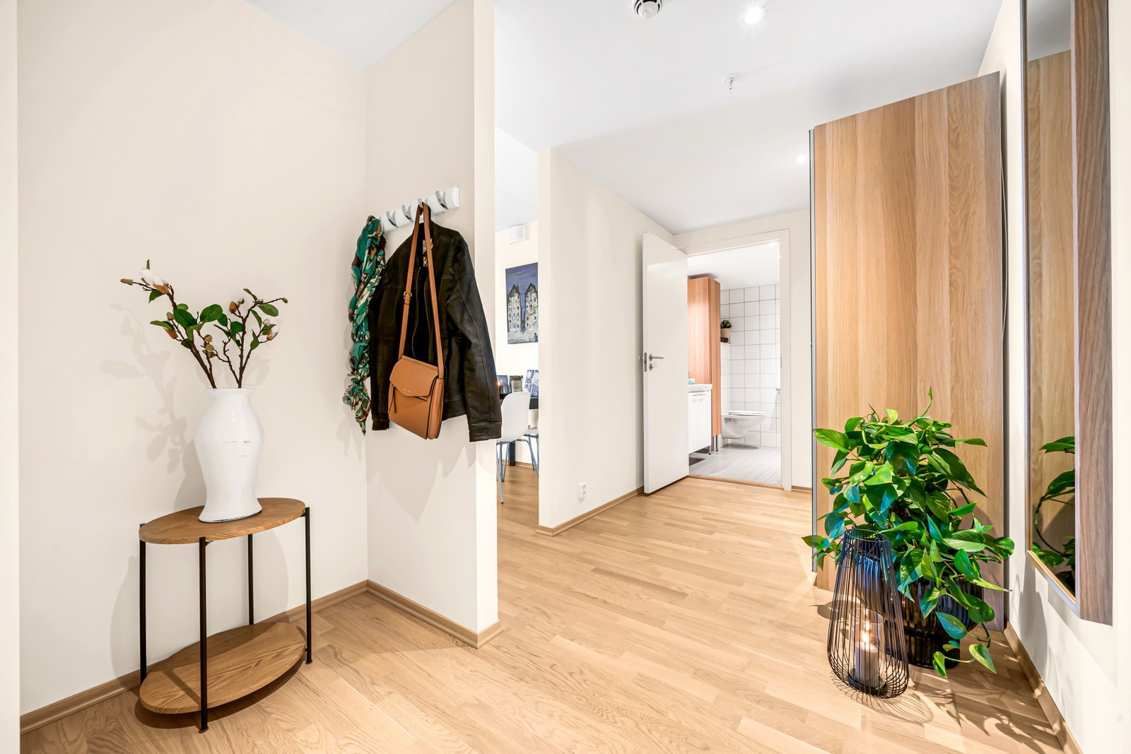 Gang sett mot bad. Felleskostnadene inkl. bl.a fjernvarme, kabel-TV og internett. Galleribilde