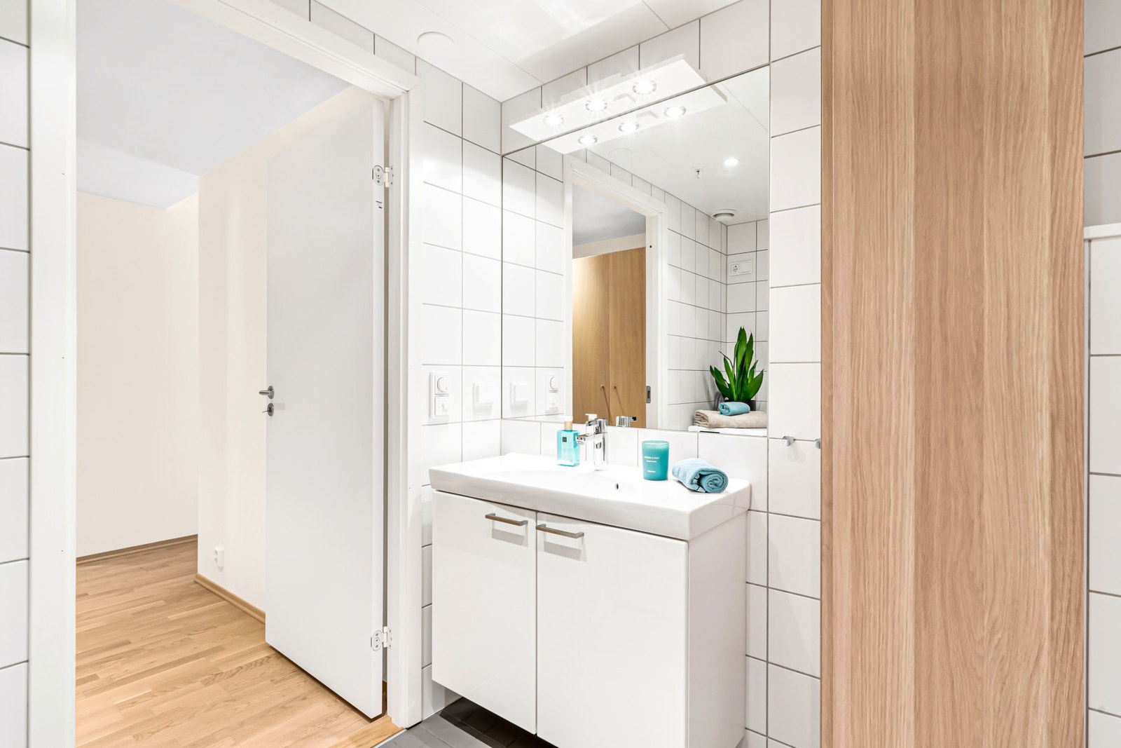 Det er oppbevaringsmuligheter i sideskap og under servant. Galleribilde