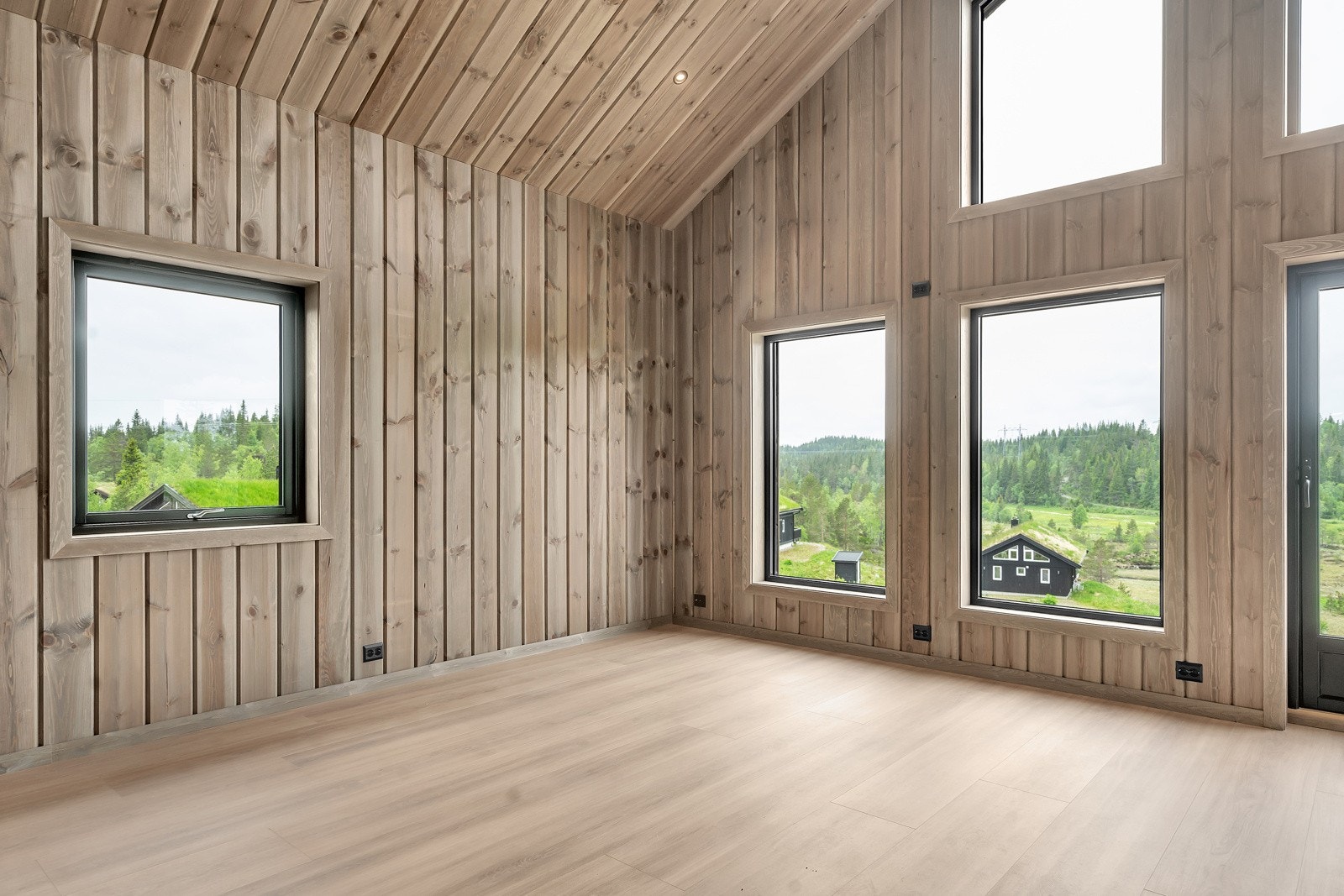 Store vinduer som gir godt lys Galleribilde