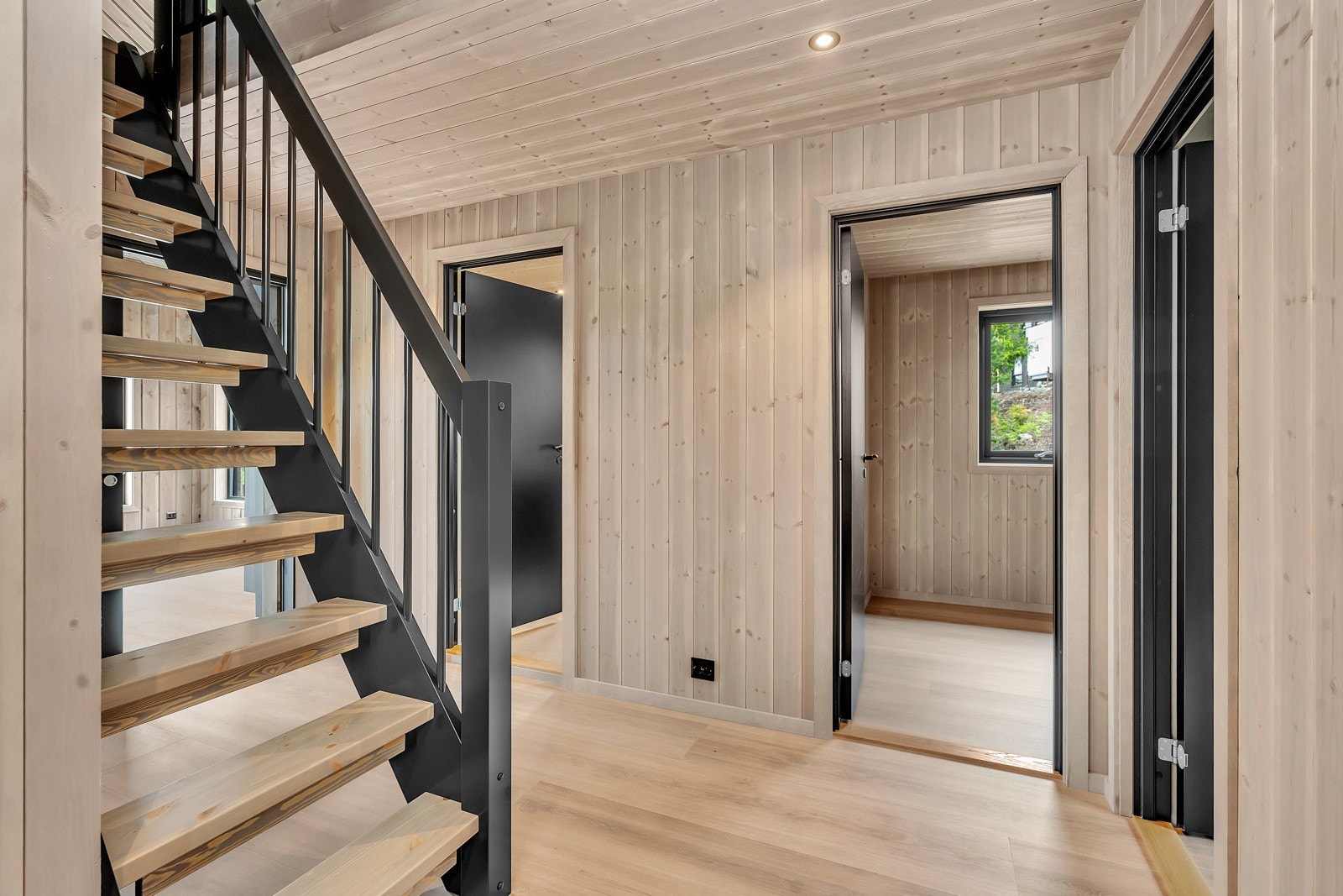 Hyggelig entre med trapp opp til loftsetasjen Galleribilde