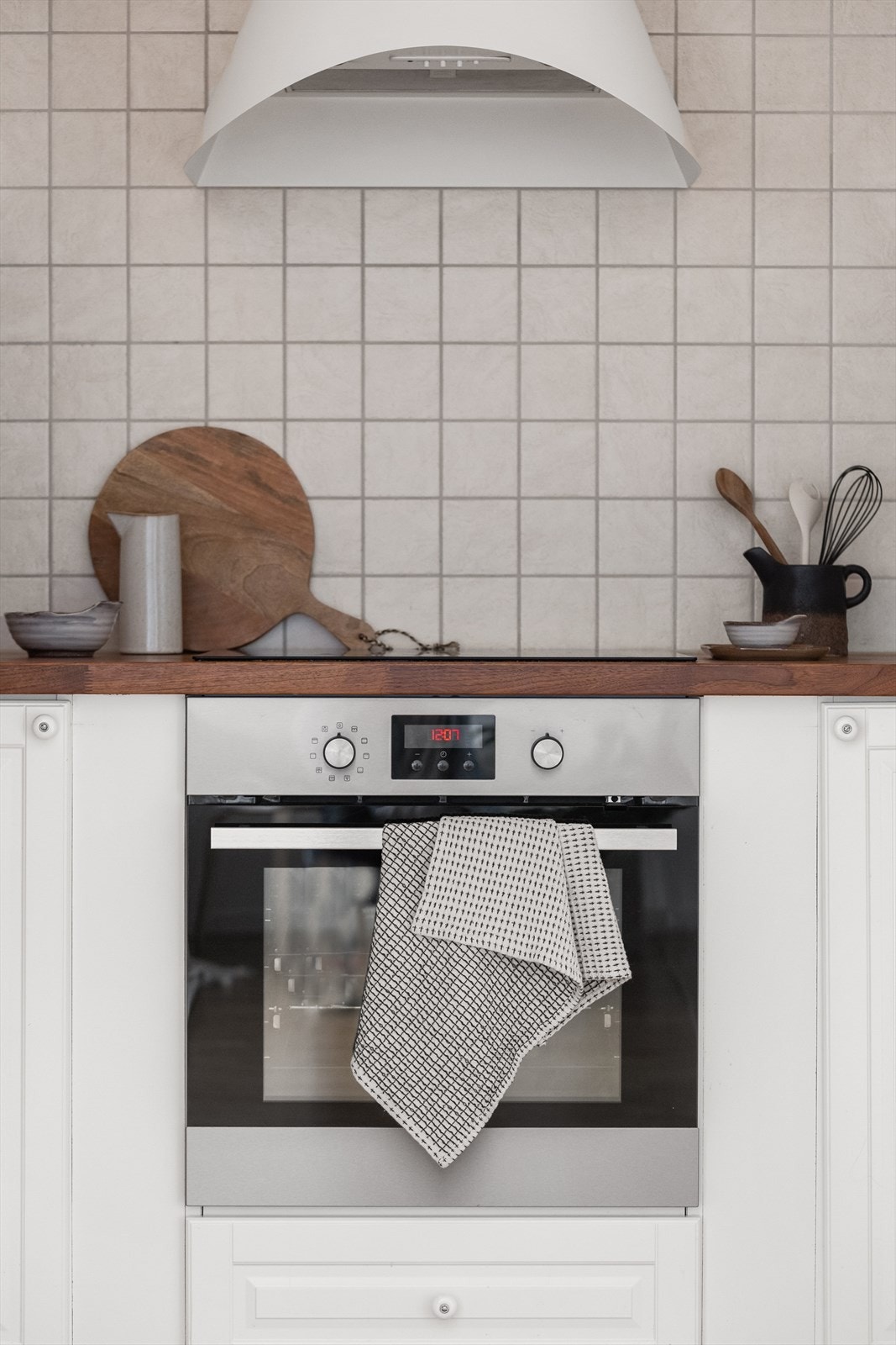 Kjøkkeninnredningen har lyse profilerte fronter og fronter med glassfelt, og består av over og underskap. Galleribilde