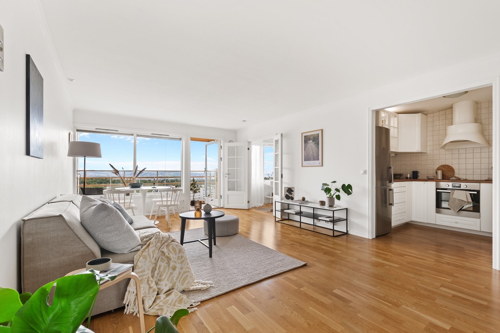 Fra stuen er det en delvis åpen løsning mot kjøkkenet. Galleribilde