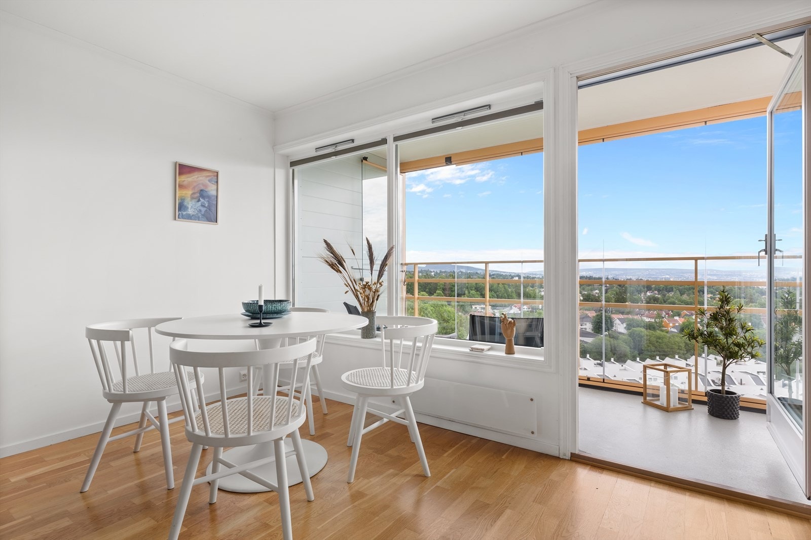 Balkongen er en perfekt forlengelse av stuen og kan gjerne brukes om vinteren siden den er innglasset. Galleribilde