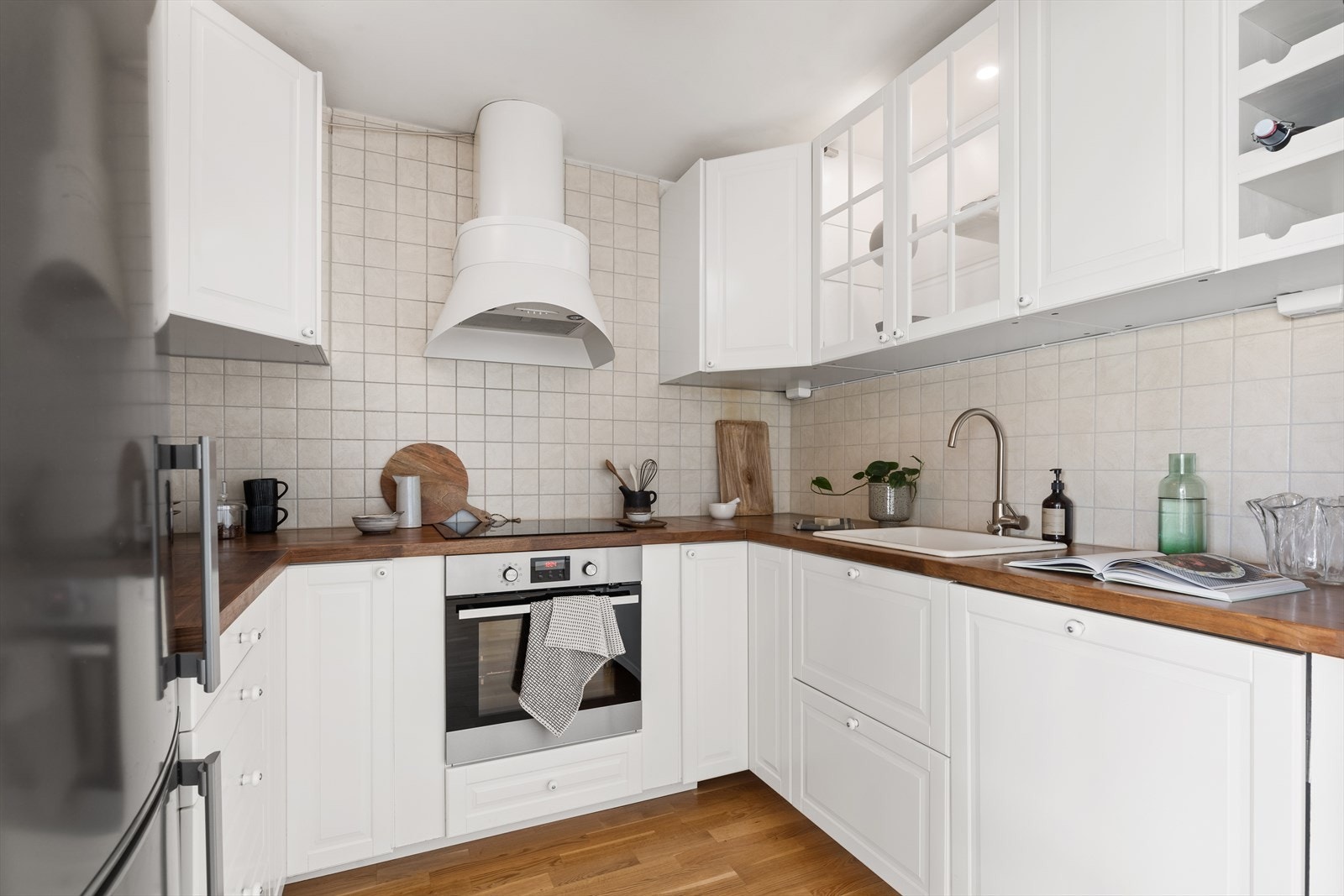 På kjøkkenet får du godt med skap- og benkeplass, samt gode arbeidsflater til kokken. Galleribilde