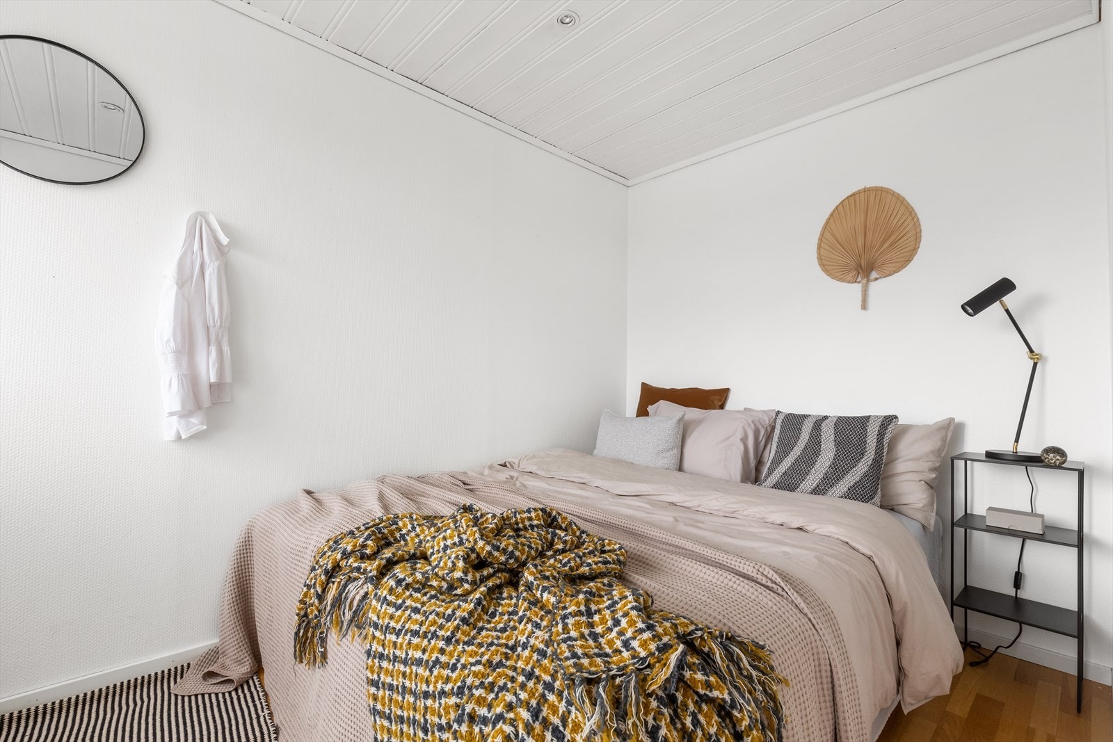 God plass til stor seng og garderobeløsning. Galleribilde