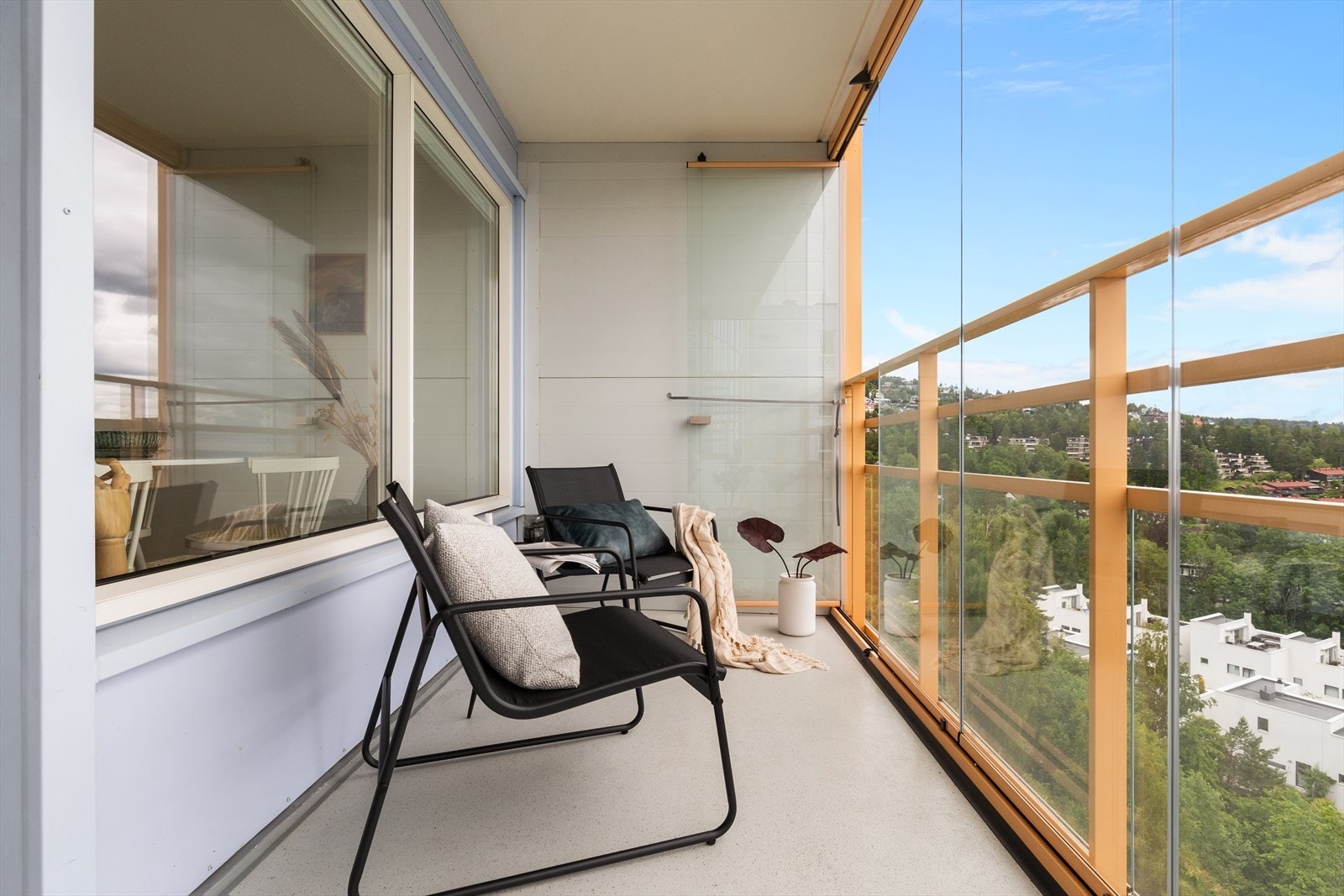 En meget innbydende og romslig 2-roms leilighet som ligger høyt og fritt i 7.etasje med heis. Galleribilde