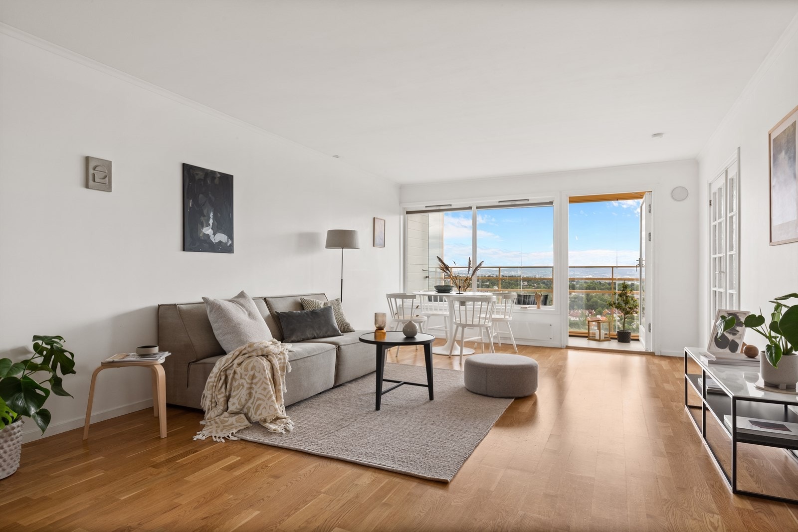 I stuen får du god plass til å møblere etter eget ønske med stort spisebord, sofagruppe, stuebord og TV med tilhørende møblement. Galleribilde