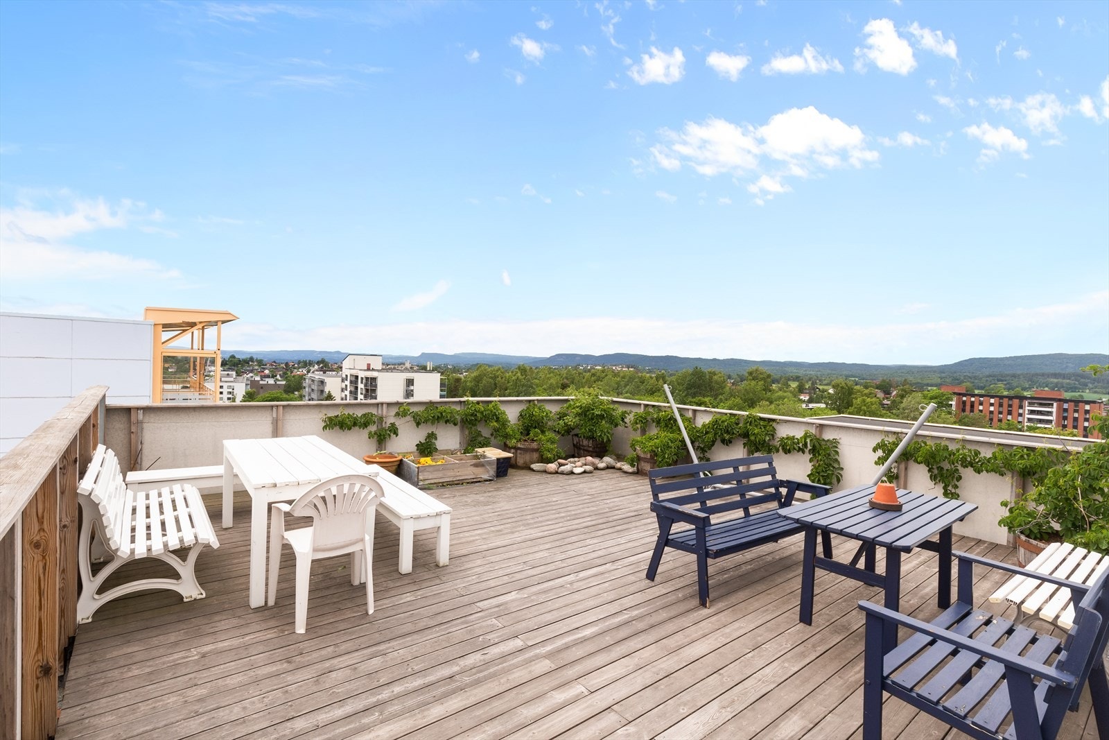 På toppen av bygget er det felles takterrasse med vidstrakt utsikt og flotte solforhold. Galleribilde