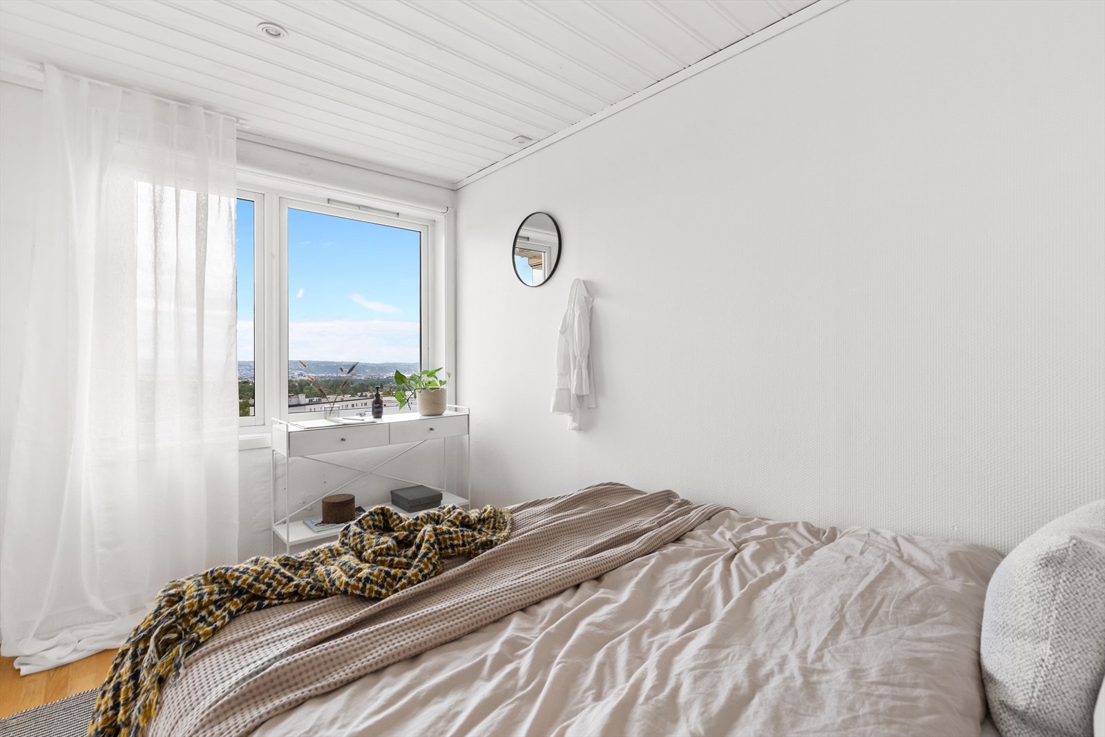 Fra stuen er det inngang til soverom hvor man også har store vindusflater og nydelig utsikt. Galleribilde