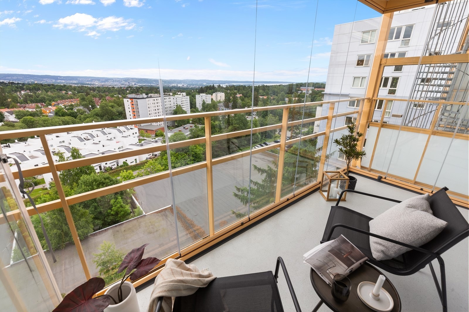 Innglasset balkong på ca. 8 kvm med god plass til utemøblement. Galleribilde