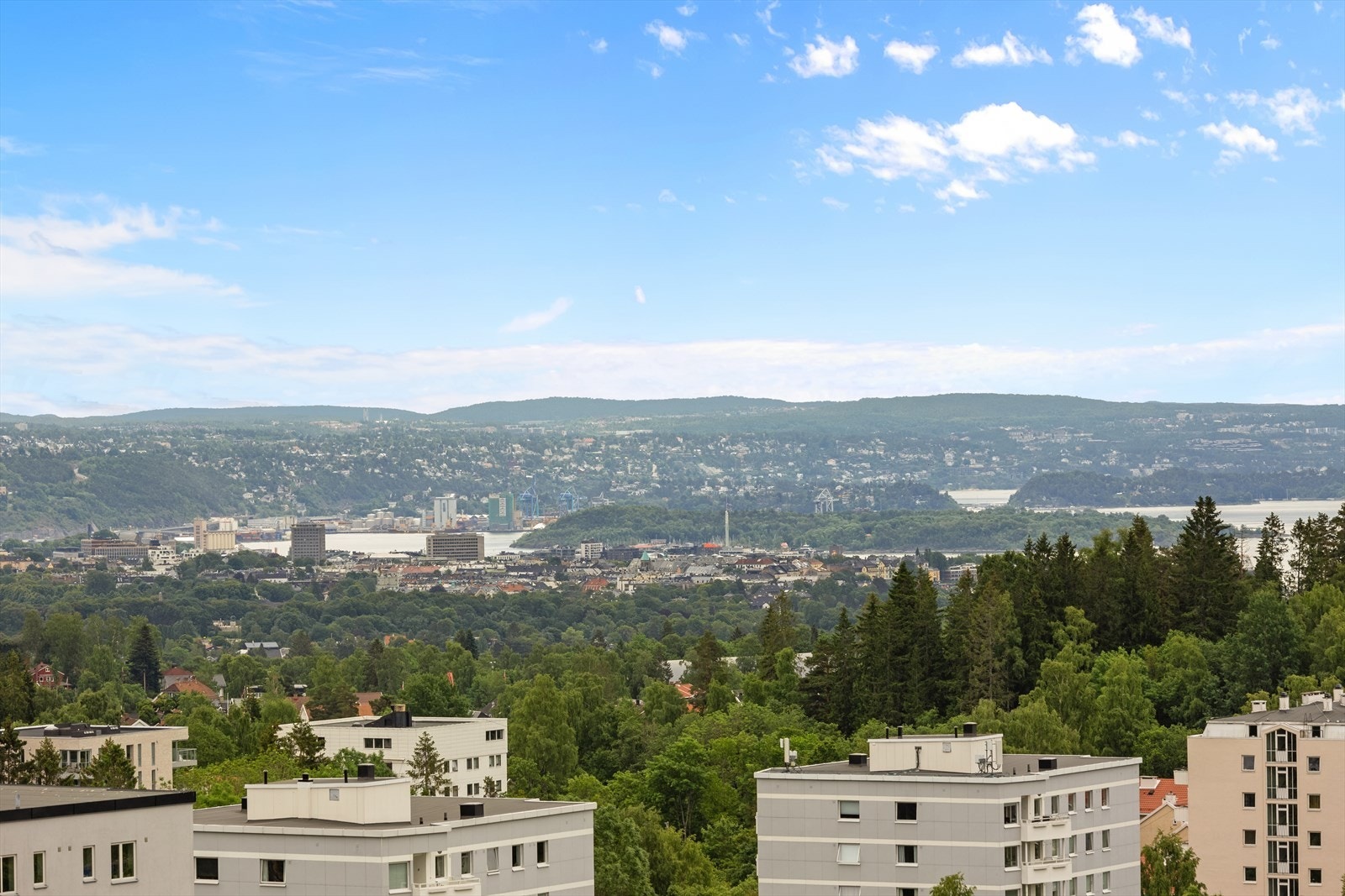 Nydelig utsikt mot fjorden og byen fra balkongen. Galleribilde